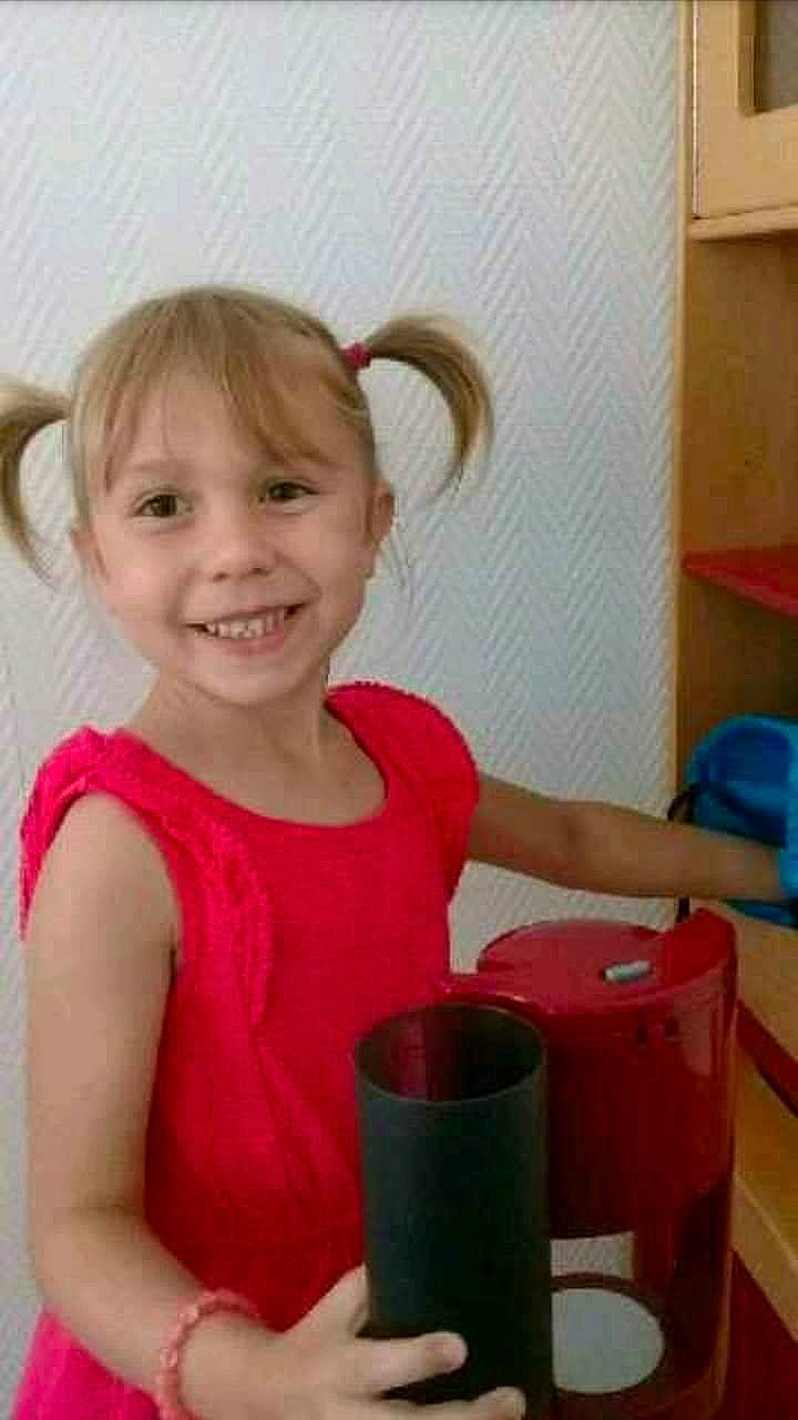 Lhyna participe au concours pour gagner de l'argent avec cette photo : child, ear, fun, girl, hair, hairstyle, human_hair_color, infant, joy, person, play, product, standing, toddler