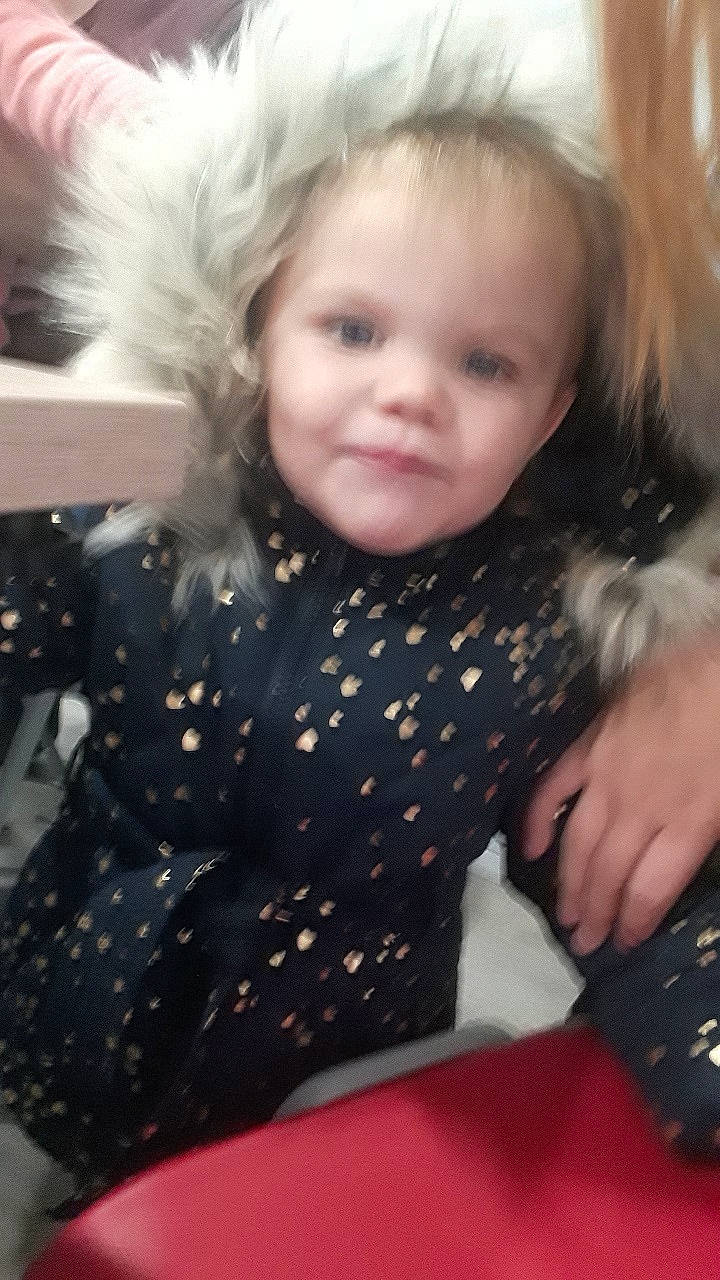 Lhya a rejoint le concours — aidez-le/la à gagner de superbes lots ! blond, cheek, child, fun, fur, girl, hair, human_hair_color, infant, iris, person, product, skin, smile, textile, toddler