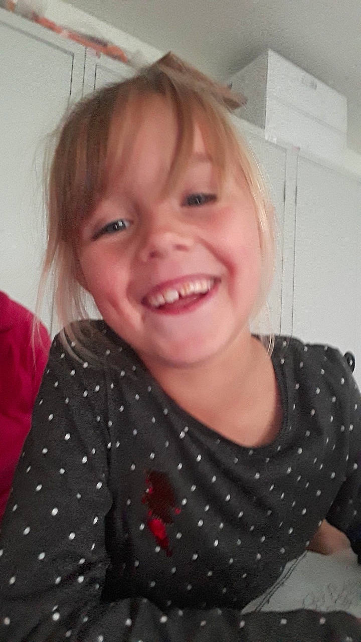 Rhyna participe au concours pour gagner de l'argent avec cette photo : beauty, blond, cheek, child, chin, day, eyebrow, face, facial_expression, forehead, girl, hair, hairstyle, head, human_hair_color, joy, lip, nose, person, skin