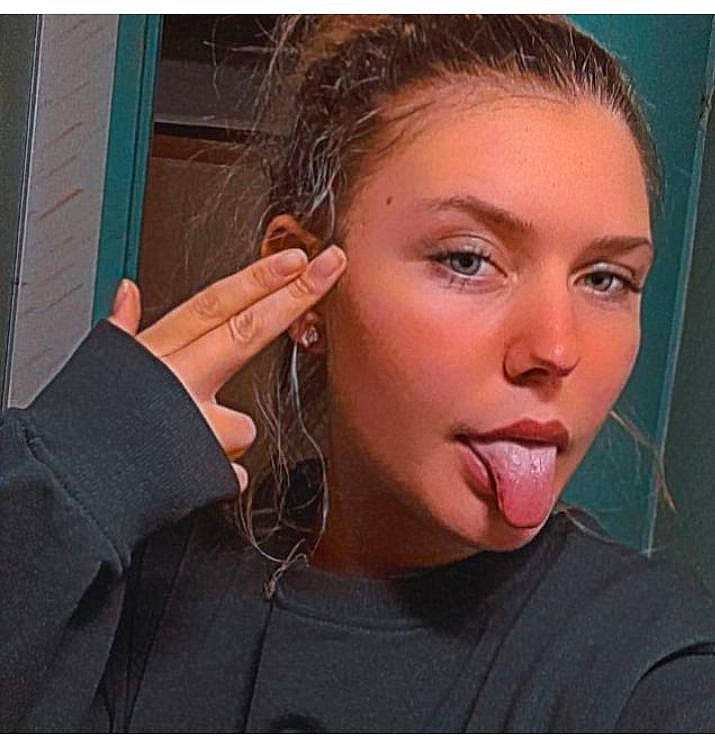 Nadia participe au concours pour gagner de l'argent avec cette photo : audio_equipment, black_hair, brown_hair, cheek, chin, ear, eyelash, eyewear, fashion_accessory, flash_photography, forehead, gesture, happy, hearing, jaw, lip, long_hair, makeover, nose, person