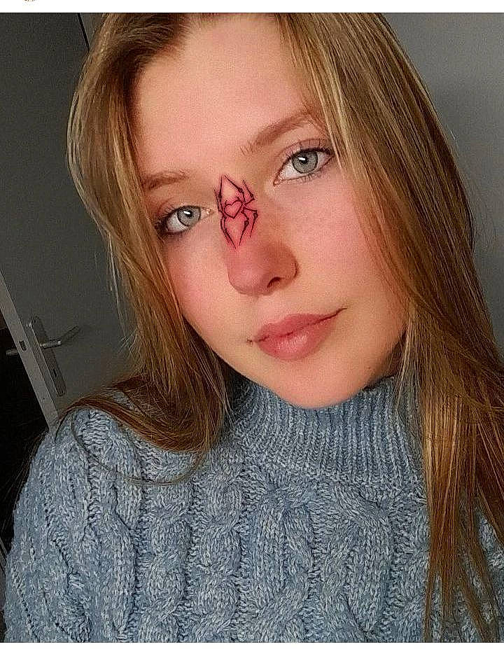 Nadia participe au concours pour gagner de l'argent avec cette photo : blond, brown_hair, cheek, chin, ear, eye, eyebrow, eyelash, iris, jaw, layered_hair, lip, long_hair, neck, no_expression, nose, organ, person, selfie, skin