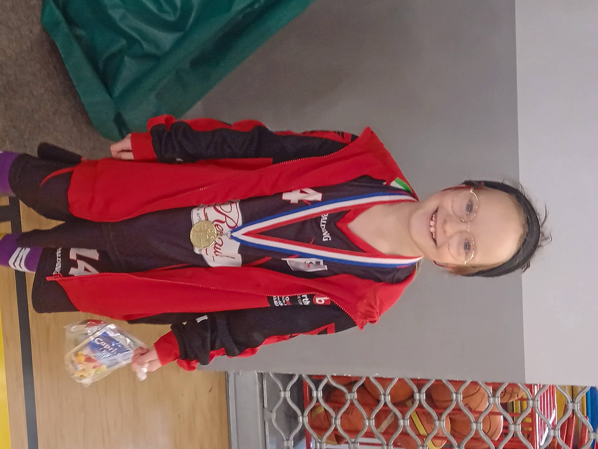 Shanna participe au concours pour gagner de l'argent avec cette photo : carmine, joy, person, sleeve, smile, sports_jersey, sports_uniform, sportswear, walking_shoe