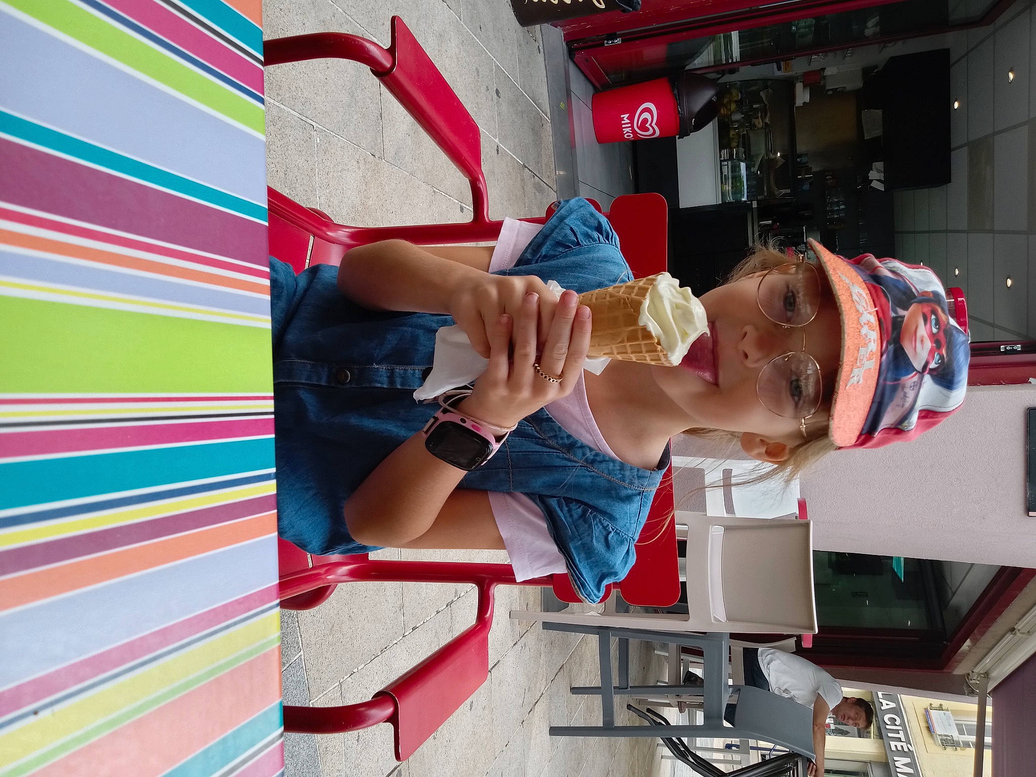 Shanna a rejoint le concours — aidez-le/la à gagner de superbes lots ! art, artist, elbow, flesh, fun, hat, headwear, human_leg, machine, magenta, pattern, person, room, shorts, smile, t_shirt, thigh, visual_arts