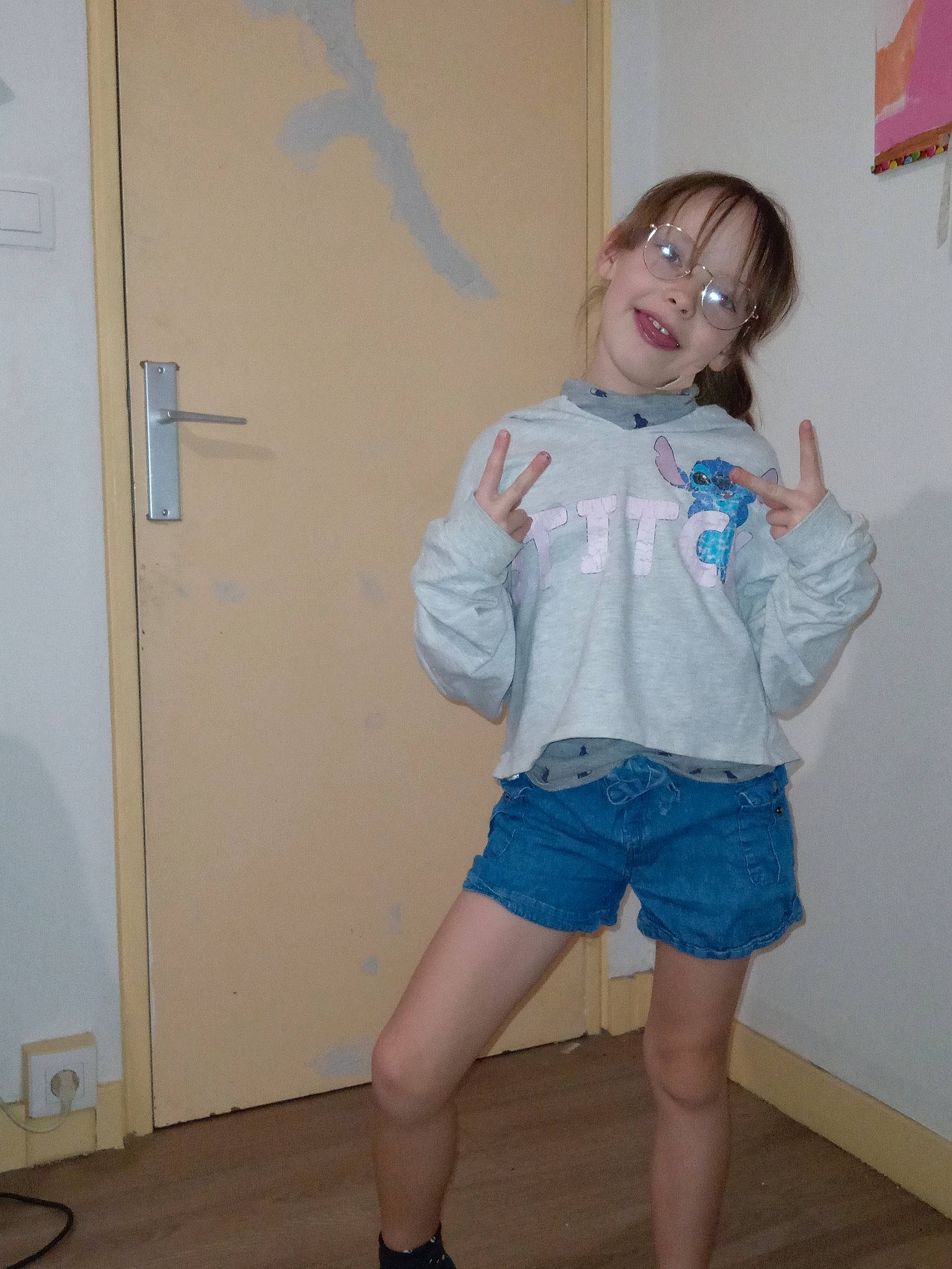 Shanna a rejoint le concours — aidez-le/la à gagner de superbes lots ! cool, denim, fashion_design, glasses, human_body, jean_short, joint, joy, knee, leg, neck, person, shorts, shoulder, skin, sleeve, smile, standing, t_shirt, thigh