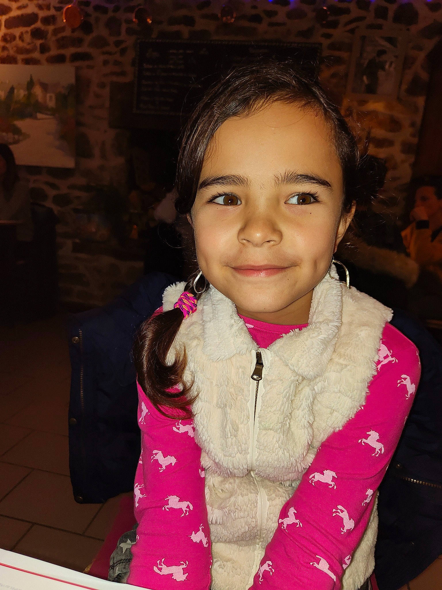 Sara a rejoint le concours — aidez-le/la à gagner de superbes lots ! cheek, child, chin, cool, fashion_accessory, flash_photography, fun, happy, iris, joy, leisure, magenta, neck, nose, person, pink, skin, sleeve, smile, toddler