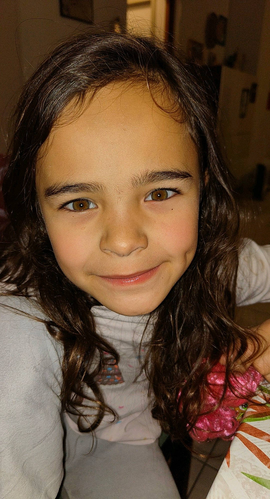 Sara a rejoint le concours — aidez-le/la à gagner de superbes lots ! bangs, black_hair, cheek, chin, cool, ear, eyebrow, eyelash, facial_expression, flash_photography, forehead, happy, iris, jaw, joy, lip, long_hair, neck, nose, person