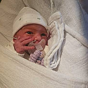 Grégory participe au concours pour gagner de l'argent avec cette photo : newborn, baby, pacifier, blanket, hat, wrapped, infant, cute, face, hand, cozy, soft, sleepwear, hospital, newborn_baby, person, portrait, indoor, baby_clothes, small