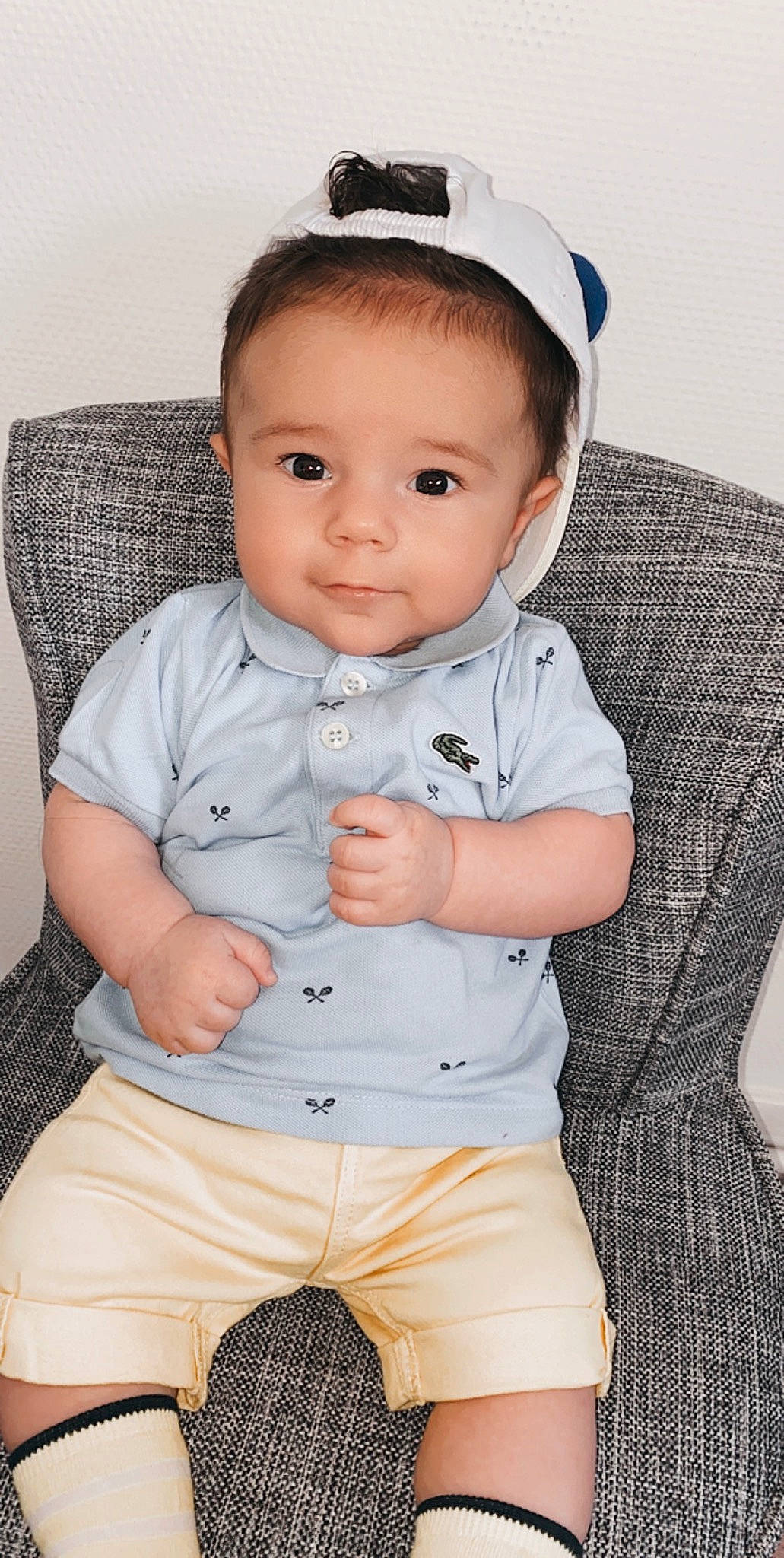 Antonio participe au concours pour gagner de l'argent avec cette photo : active_pants, baby, baby_toddler_clothing, button, cheek, child, child_model, costume_accessory, ear, hair_accessory, hand, headband, headpiece, human_body, lap, person, sitting, sleeve, sock, sweatpant