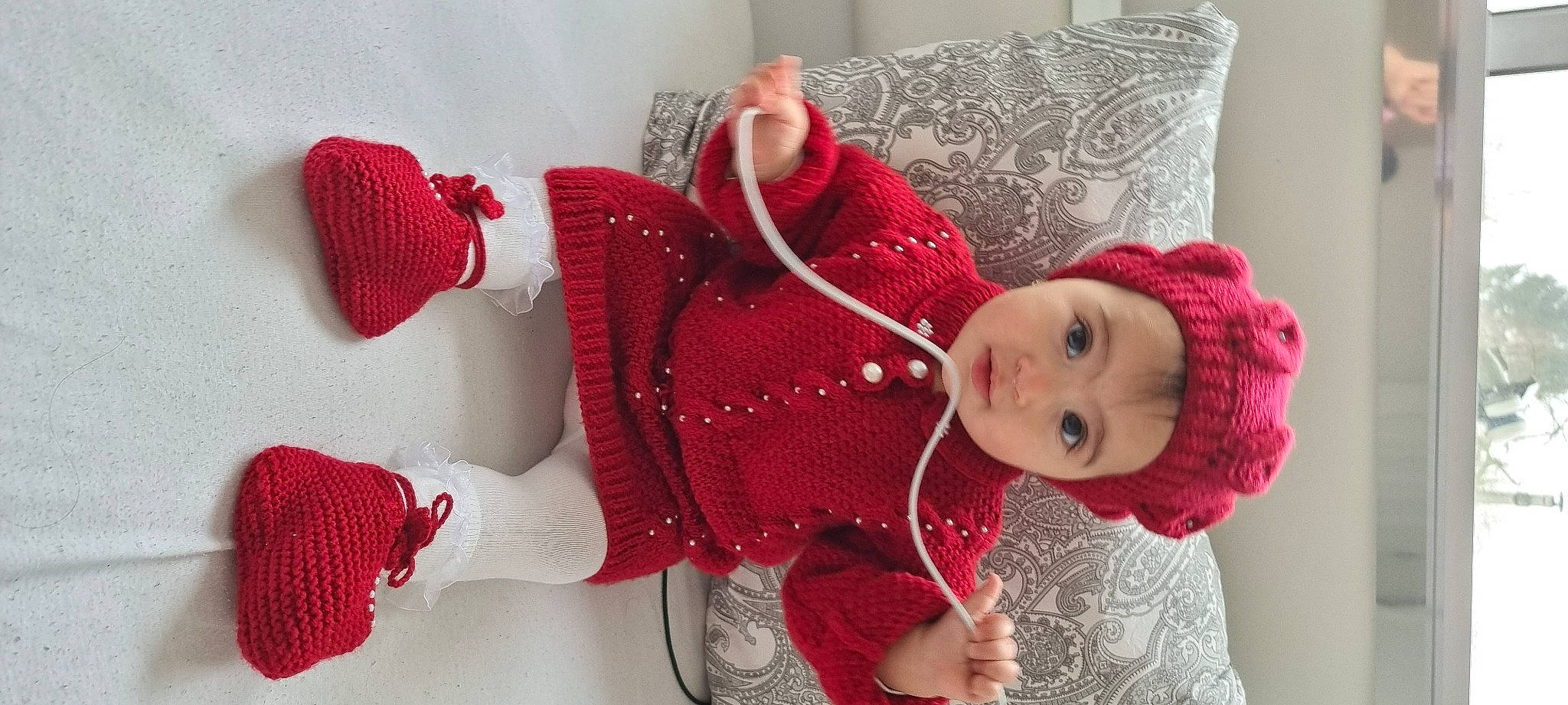 Minel Almila a rejoint le concours — aidez-le/la à gagner de superbes lots ! art, baby, baby_toddler_clothing, comfort, creative_arts, dress, eye, hand, headgear, headwear, human_body, magenta, pattern, person, pink, red, skin, sleeve, textile, toddler