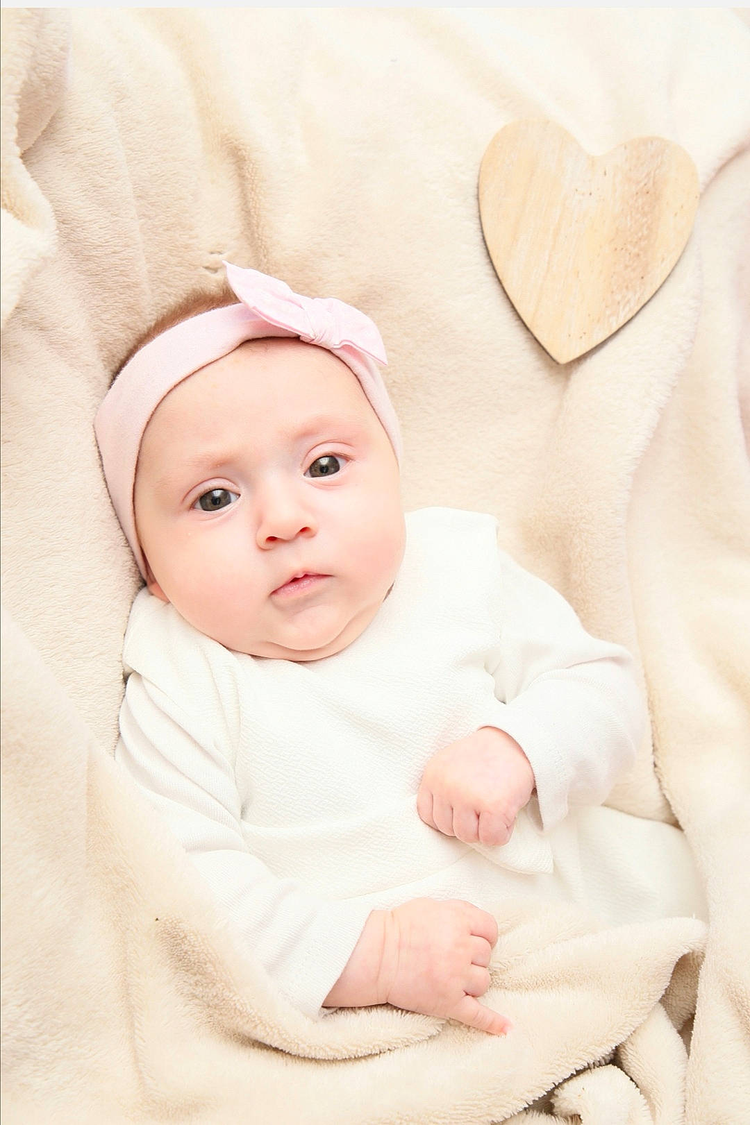 Jessy a rejoint le concours — aidez-le/la à gagner de superbes lots ! baby, baby_products, baby_sleeping, baby_toddler_clothing, cheek, child, collar, comfort, fur, happy, hat, headgear, headwear, linens, peach, person, portrait_photography, sleeve, textile, toddler