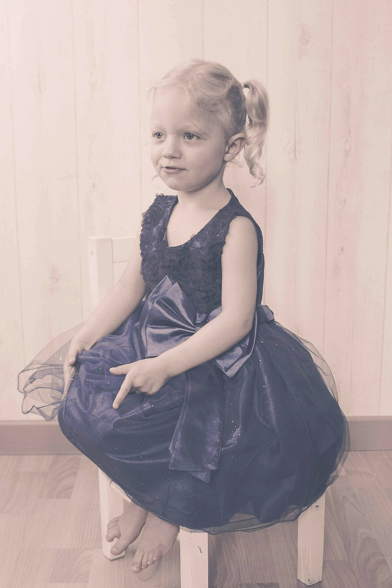 Shanaë a rejoint le concours — aidez-le/la à gagner de superbes lots ! black, black_and_white, child, clothing, dress, hair, hairstyle, iris, monochrome, people, person, photograph, photography, retro_style, shoulder, sitting, smile, snapshot, standing, toddler