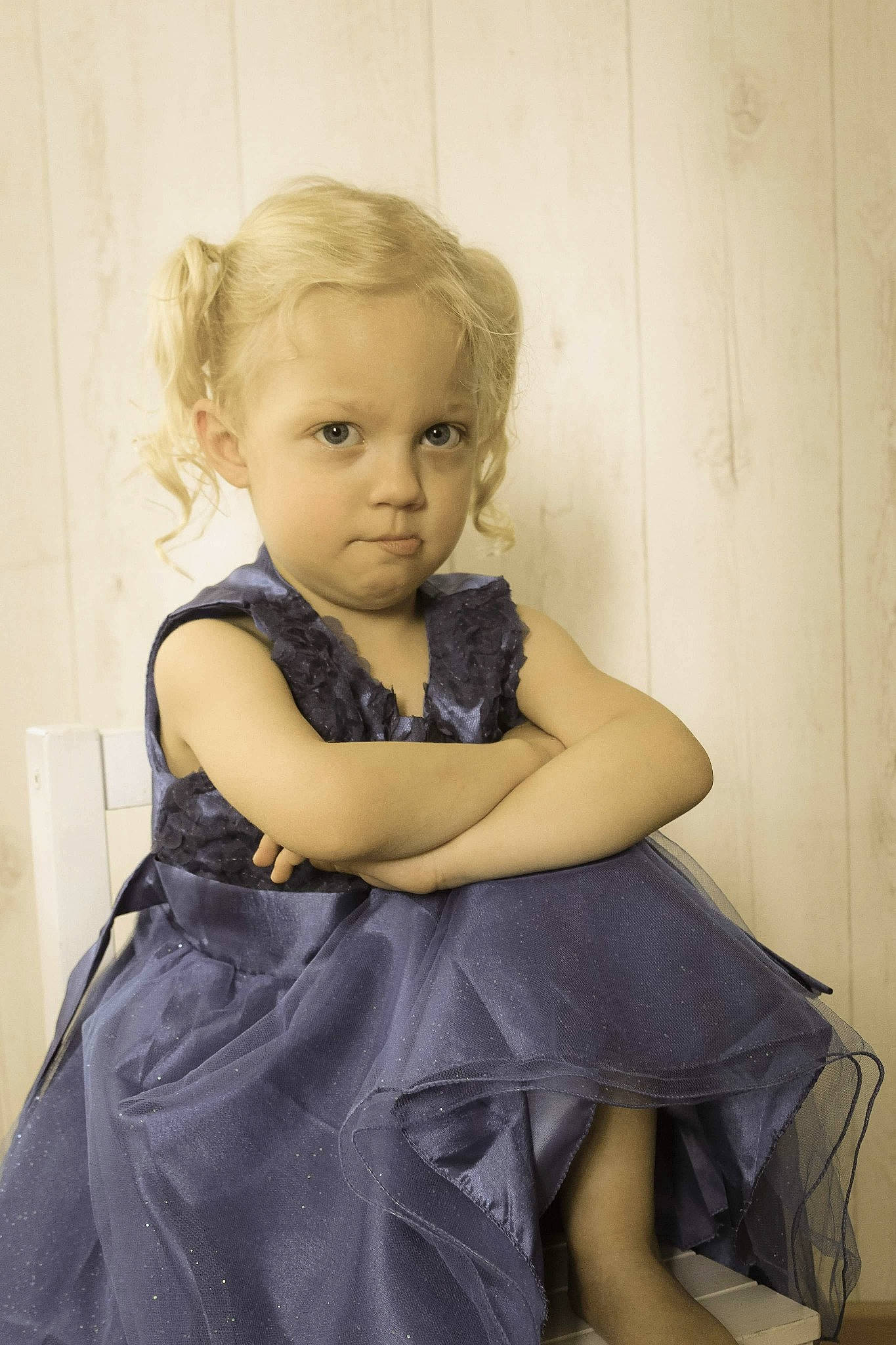 Shanaë participe au concours pour gagner de l'argent avec cette photo : arm, baby, blond, child, child_model, dress, eye, iris, leg, person, photography, sitting, smile, toddler
