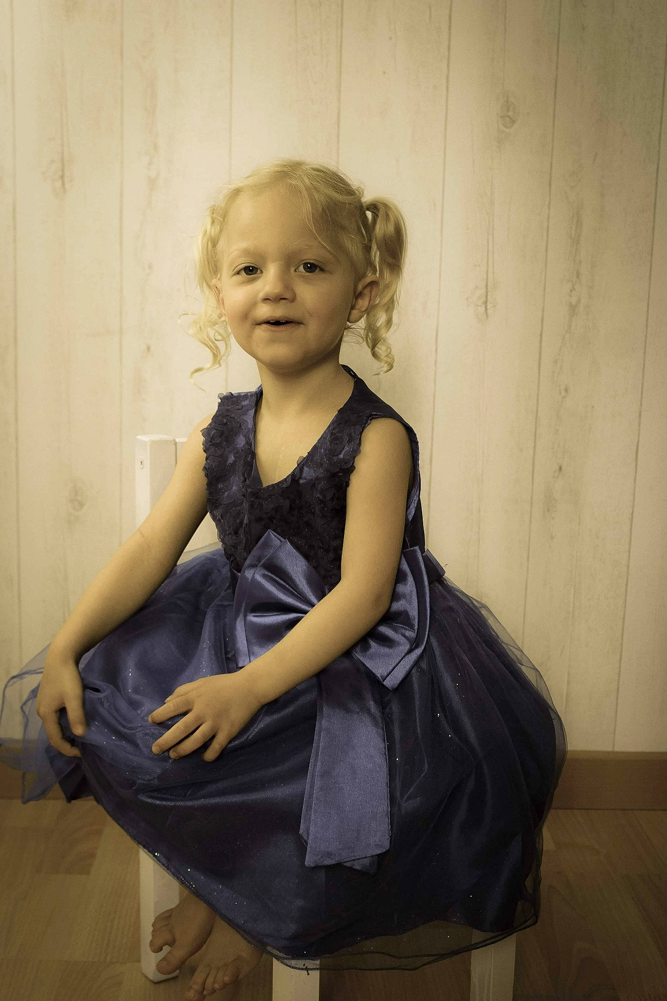 Shanaë participe au concours pour gagner de l'argent avec cette photo : child, child_model, dress, joy, person, photography, portrait, shoulder, sitting, smile, standing, toddler