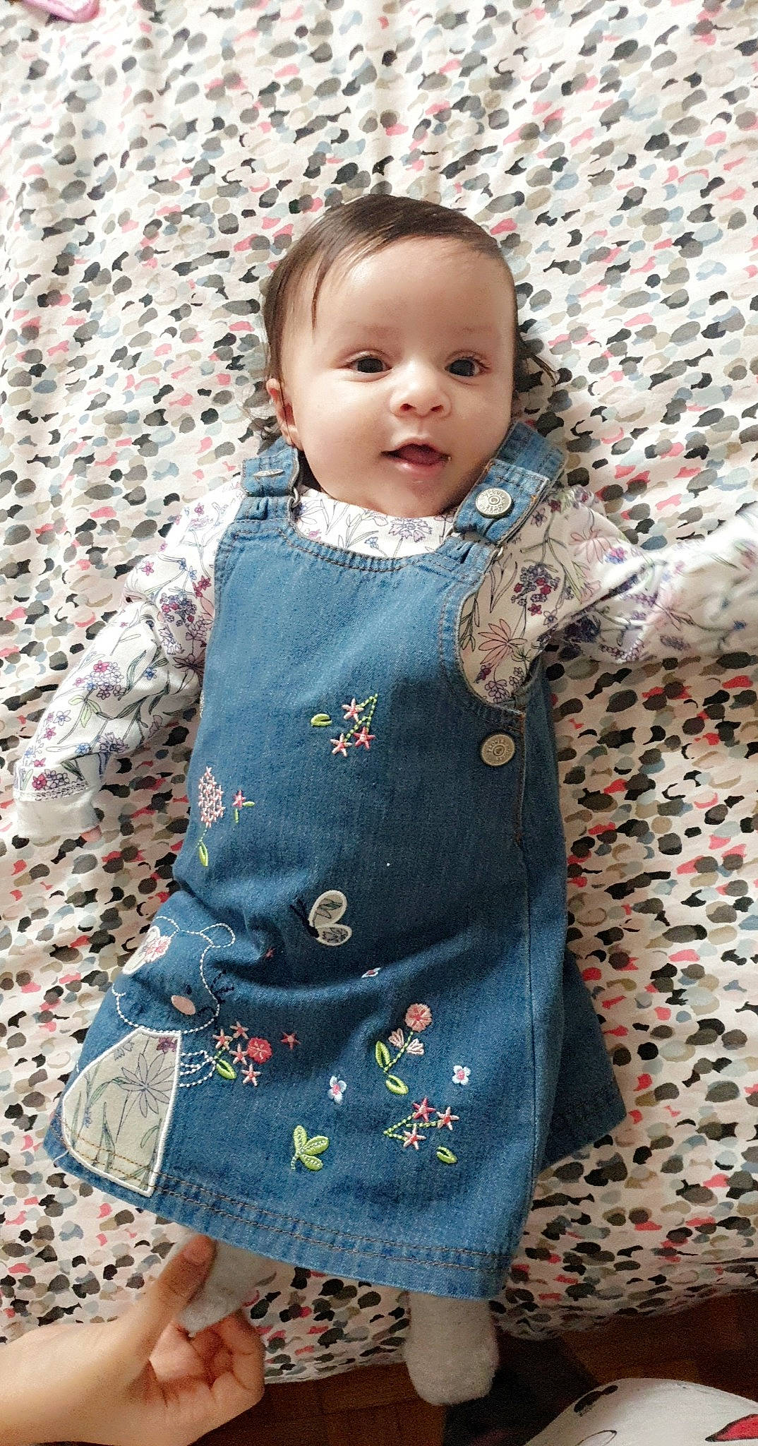 Lylia participe au concours pour gagner de l'argent avec cette photo : baby, baby_toddler_clothing, beauty, cheek, collar, dress, hairstyle, head, neck, outerwear, pattern, person, photograph, pink, skin, sleeve, smile, t_shirt, textile, toddler