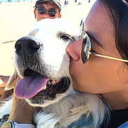 Snoop a rejoint le concours — aidez-le/la à gagner de superbes lots ! dog, person, sunglasses, kiss, happy, tongue_out, close_up, outdoor, sunny, sand, hill, cap, smile, affection, watch, denim, fur, pet, summer, portrait