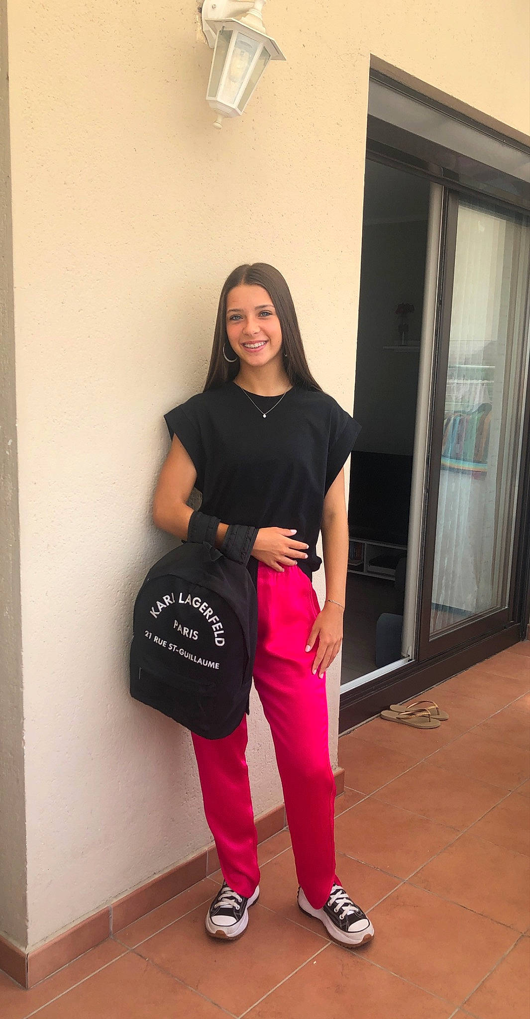 Maëlyss a rejoint le concours — aidez-le/la à gagner de superbes lots ! abdomen, bag, door, flooring, happy, human_leg, joint, joy, knee, luggage_and_bags, magenta, person, room, shoe, sleeve, smile, sportswear, standing, t_shirt, thigh