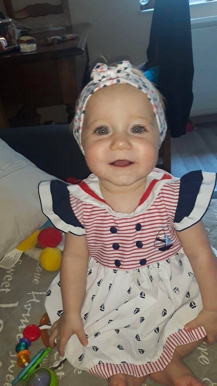 Clara a rejoint le concours — aidez-le/la à gagner de superbes lots ! baby, cheek, child, face, forehead, hair_accessory, head, headband, headgear, headwear, iris, person, play, skin, smile, toddler