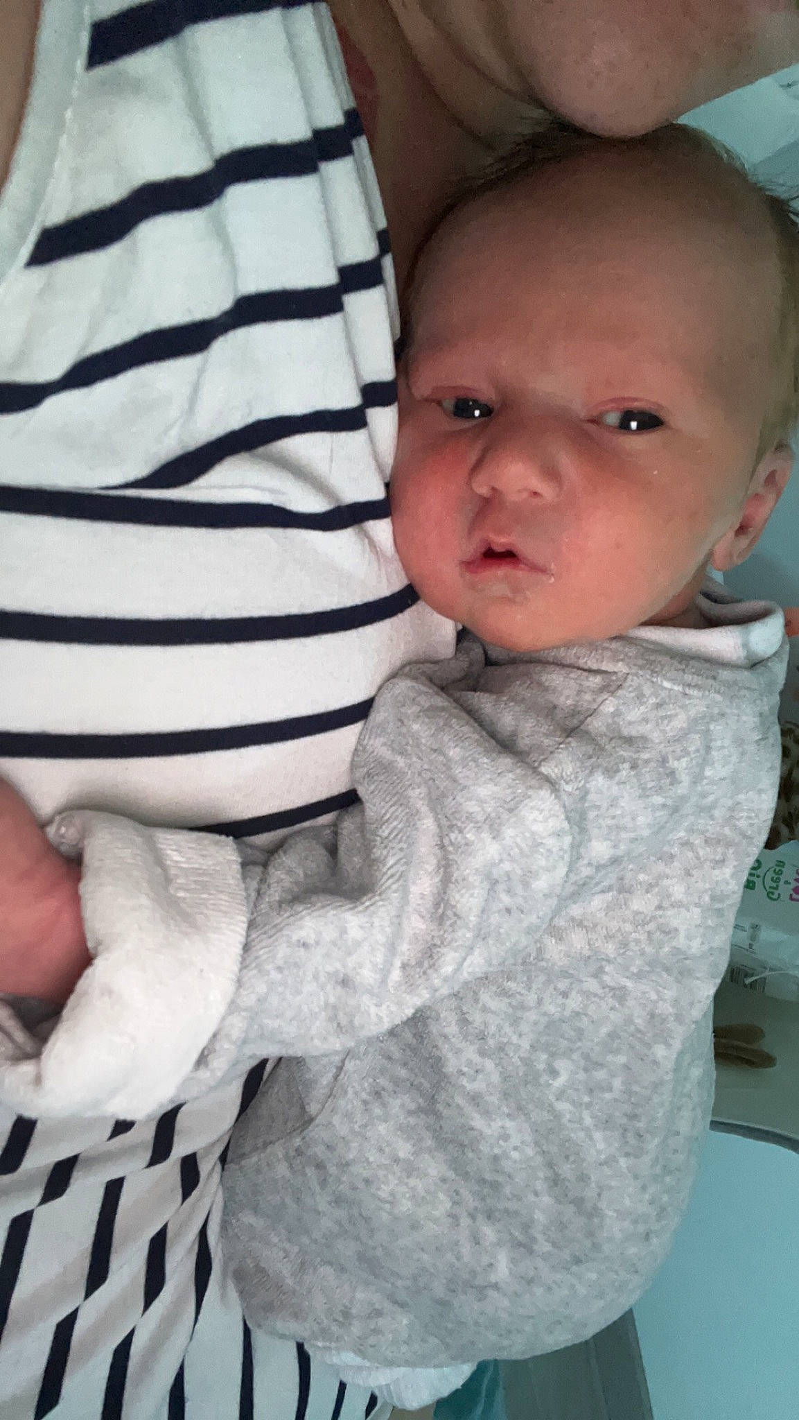 Giovanni participe au concours pour gagner de l'argent avec cette photo : arm, baby, baby_toddler_clothing, cheek, child, comfort, elbow, finger, gesture, hand, happy, human_body, linens, nose, pattern, person, sitting, sleeve, t_shirt, thumb