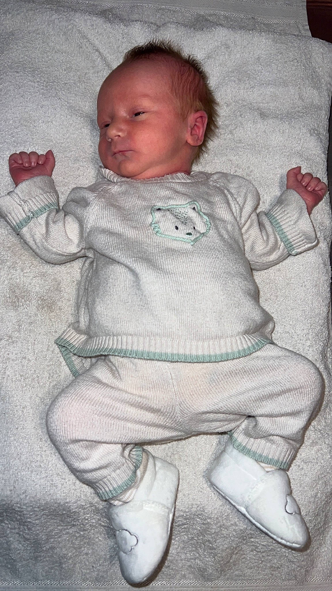 Giovanni a rejoint le concours — aidez-le/la à gagner de superbes lots ! art, baby, baby_products, baby_toddler_clothing, cheek, child, comfort, drawing, grey, head, illustration, linens, monochrome, pattern, person, room, sitting, sleeve, t_shirt, textile