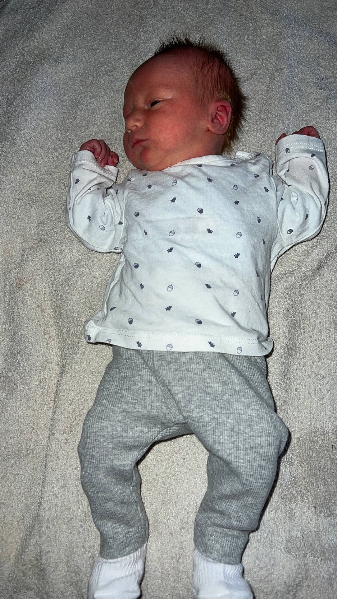 Giovanni a rejoint le concours — aidez-le/la à gagner de superbes lots ! arm, baby, baby_toddler_clothing, cheek, child, comfort, eye, face, facial_expression, gesture, hand, head, nose, pattern, person, skin, sleeve, standing, t_shirt, textile