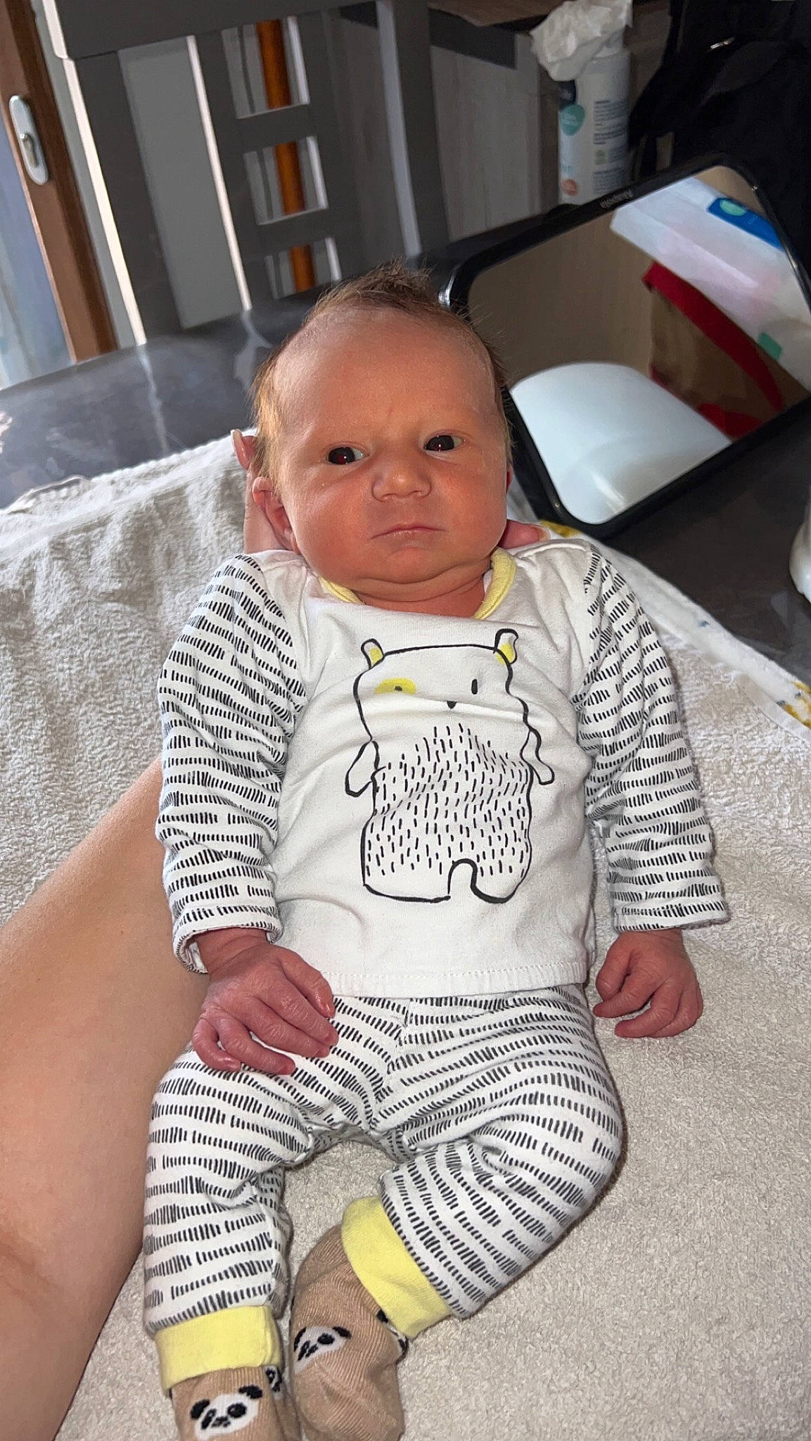 Giovanni a rejoint le concours — aidez-le/la à gagner de superbes lots ! baby, baby_toddler_clothing, bib, chair, cheek, child, chin, comfort, eye, flooring, fun, hairstyle, head, human_leg, pattern, person, sitting, skin, sleeve, thigh