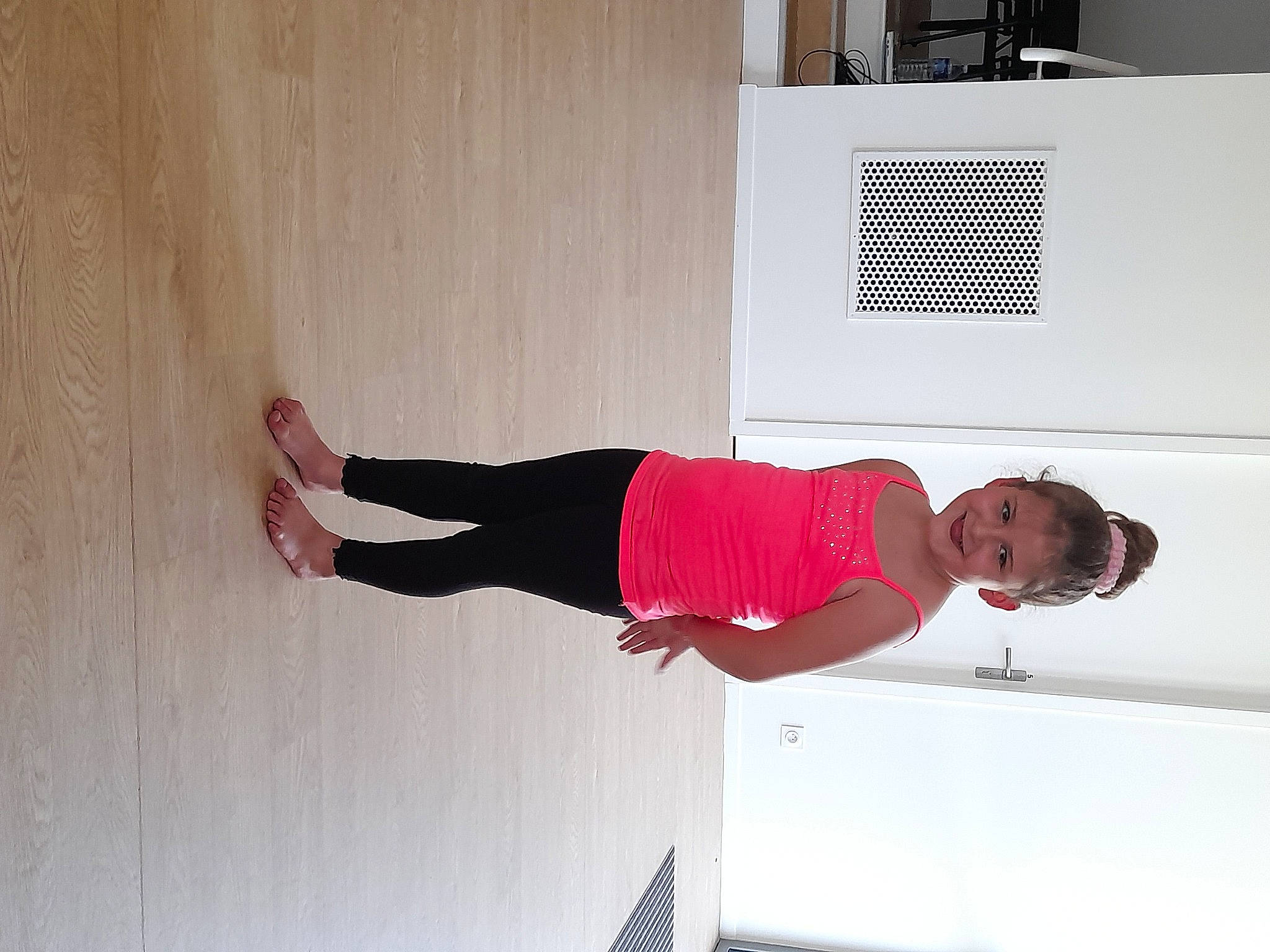 Nina a rejoint le concours — aidez-le/la à gagner de superbes lots ! balance, ceiling, comfort, elbow, flooring, foot, fun, hardwood, human_leg, interior_design, joy, knee, person, room, sleeve, smile, sportswear, t_shirt, thigh, waist