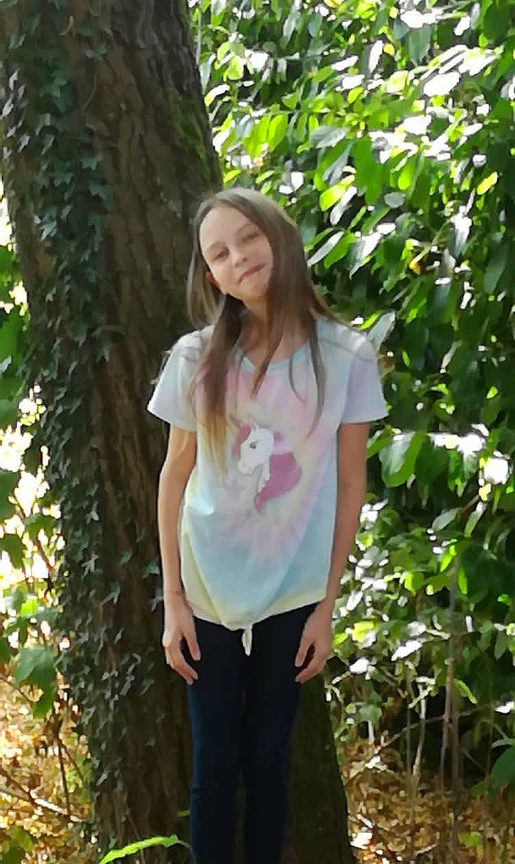 Charline participe au concours pour gagner de l'argent avec cette photo : clothing, girl, grass, jeans, long_hair, outerwear, pattern, person, photo_shoot, plant, shoulder, shrub, tree, trunk