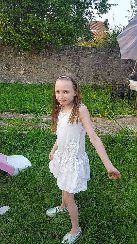 Charline a rejoint le concours — aidez-le/la à gagner de superbes lots ! beauty, child, clothing, day, dress, fun, girl, grass, green, joy, lady, lawn, leg, meadow, person, pink, plant, shoulder, sitting, standing