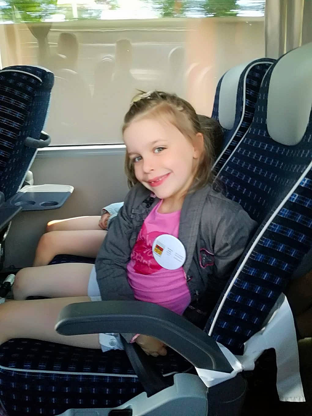 Eline a rejoint le concours — aidez-le/la à gagner de superbes lots ! arm, car_seat, child, day, furniture, girl, joy, person, product, sitting