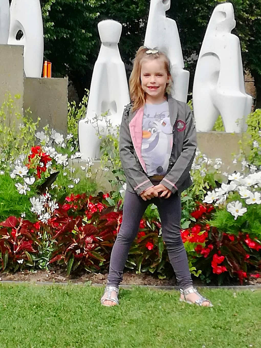 Eline participe au concours pour gagner de l'argent avec cette photo : child, costume, floristry, flower, fun, garden, girl, grass, joy, lawn, person, plant, product, recreation