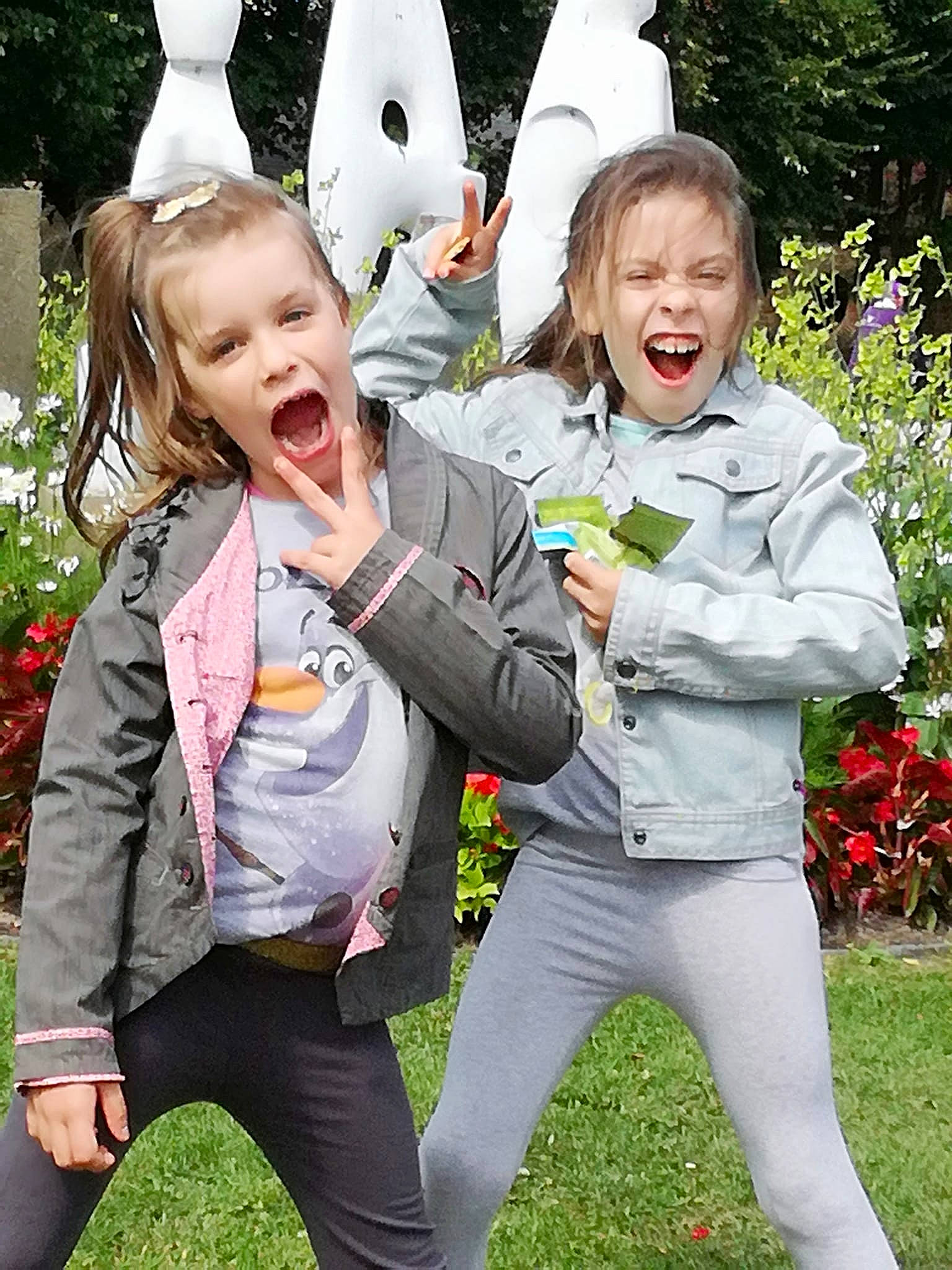 Eline a rejoint le concours — aidez-le/la à gagner de superbes lots ! anger, child, costume, fun, girl, grass, person, play, product, recreation, smile, toddler