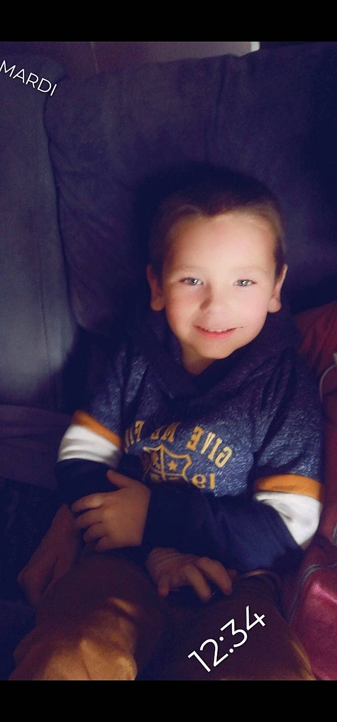 Hugo participe au concours pour gagner de l'argent avec cette photo : baby, baby_toddler_clothing, cheek, child, comfort, cool, ear, iris, joy, lap, laugh, person, pleased, portrait_photography, sitting, toddler