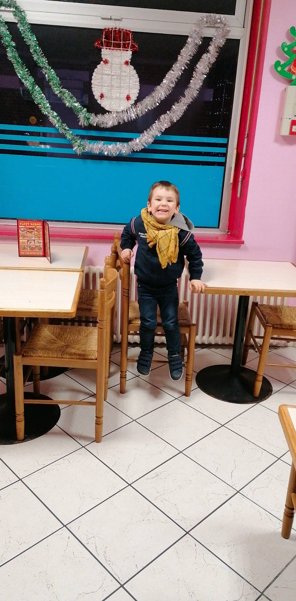 Hugo participe au concours pour gagner de l'argent avec cette photo : denim, floor, flooring, jacket, joy, person, picture_frame, plywood, scarf, stool, tile, tile_flooring, wood