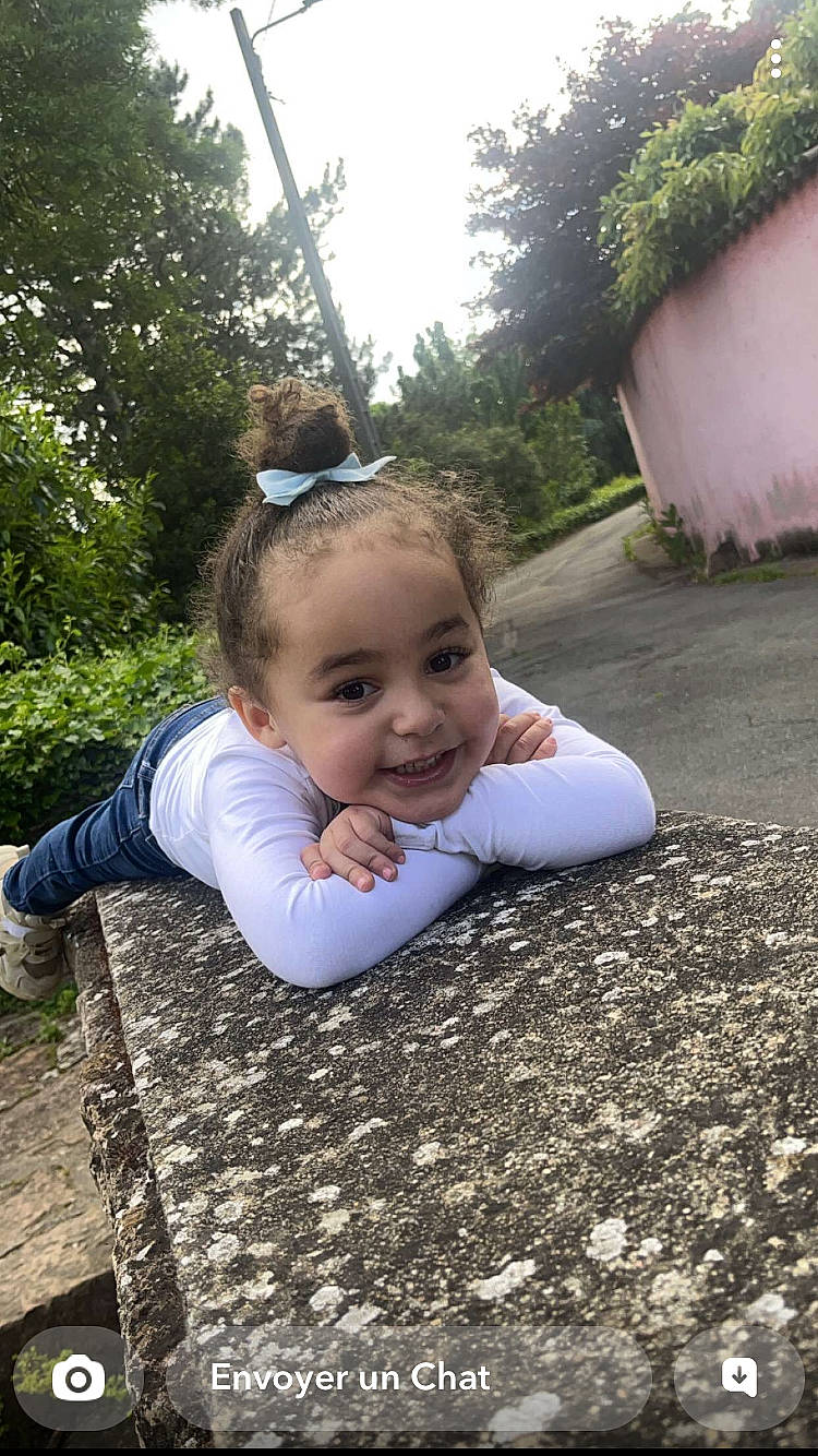 Naïla a rejoint le concours — aidez-le/la à gagner de superbes lots ! asphalt, baby_toddler_clothing, child, fun, garden, grass, happy, joy, leaf, leisure, people_in_nature, person, plant, recreation, road_surface, sitting, smile, soil, sunlight, toddler