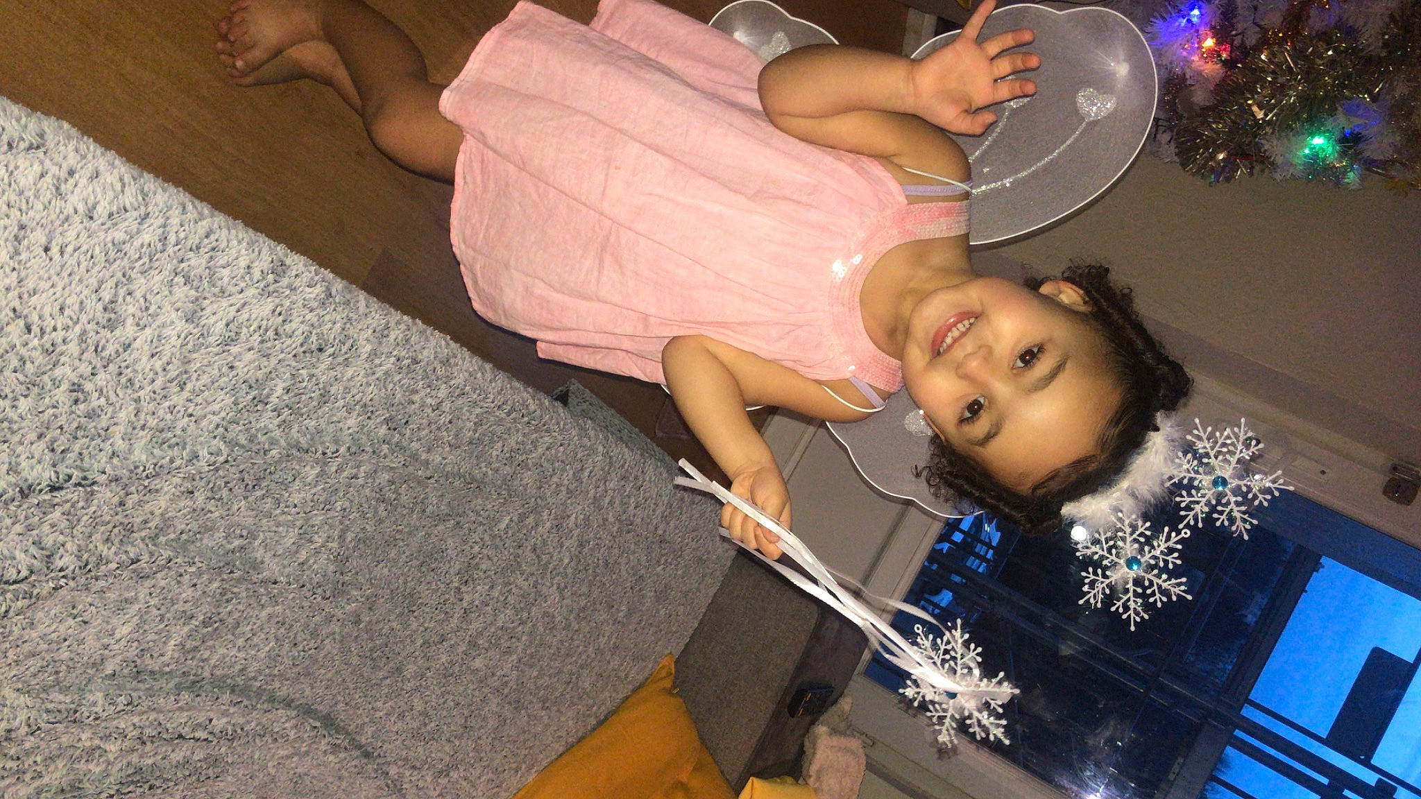 Naïla a rejoint le concours — aidez-le/la à gagner de superbes lots ! balloon, child, comfort, event, flooring, fun, hair, happy, human_leg, joy, leisure, mechanical_fan, party, party_supply, person, plate, room, smile, t_shirt, thigh