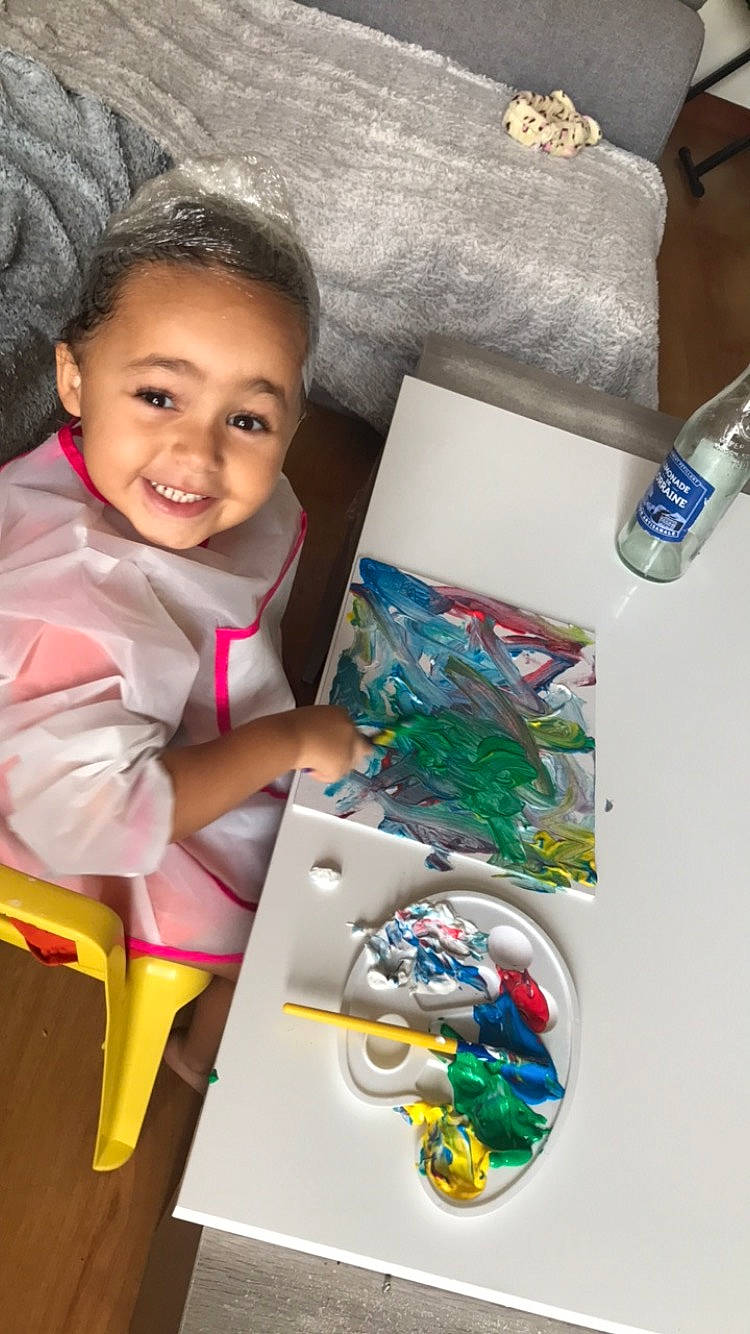 Naïla participe au concours pour gagner de l'argent avec cette photo : art, artist, child, finger, fun, gadget, happy, input_device, joy, paint, painting, person, plastic, plastic_bottle, play, product, room, smile, t_shirt, toddler