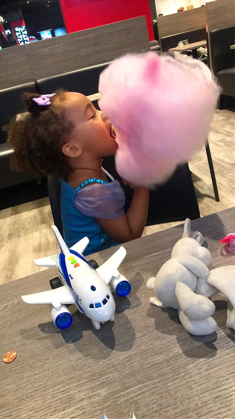 Naïla participe au concours pour gagner de l'argent avec cette photo : baby, baby_toys, balloon, child, electric_blue, event, flooring, fun, gadget, happy, kiss, leisure, party_supply, person, plastic, play, snapshot, sweetness, toddler, toy