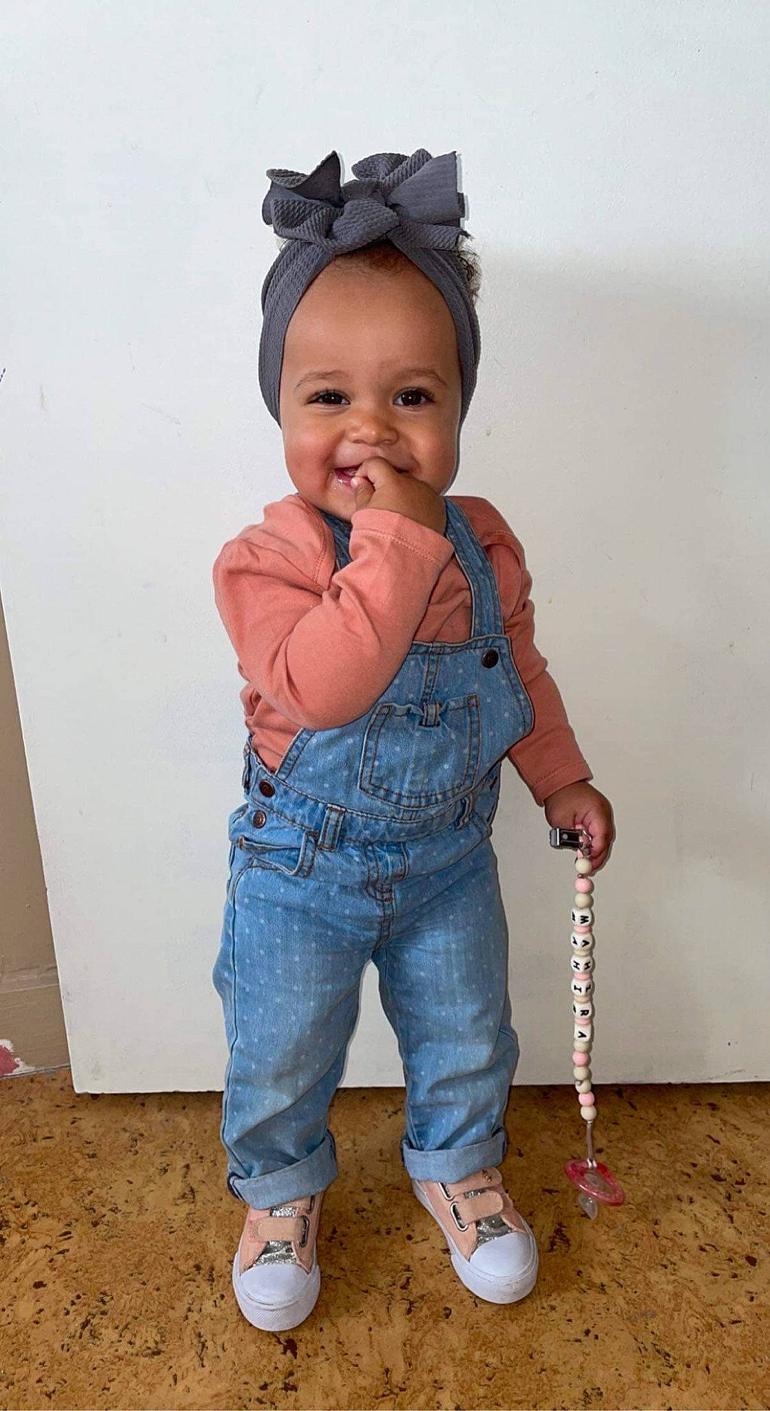 Maira a rejoint le concours — aidez-le/la à gagner de superbes lots ! baby, baby_toddler_clothing, child, denim, electric_blue, eye, finger, fun, gesture, happy, human_body, jeans, joy, person, shoulder, sleeve, smile, standing, toddler, trunk