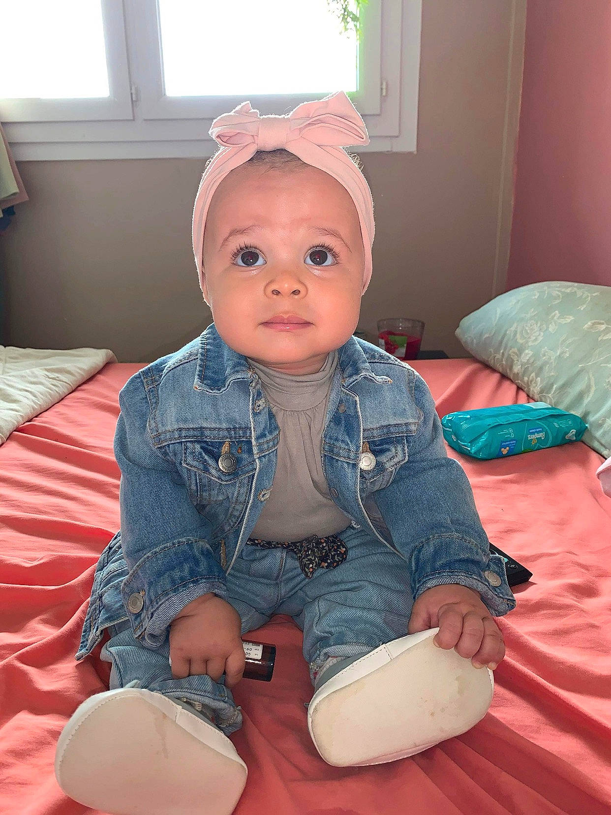 Maira a rejoint le concours — aidez-le/la à gagner de superbes lots ! baby, baby_toddler_clothing, cap, cheek, child, comfort, fashion_accessory, flooring, foot, fun, human_body, linens, person, personal_protective_equipment, pink, room, sitting, skin, sleeve, toddler