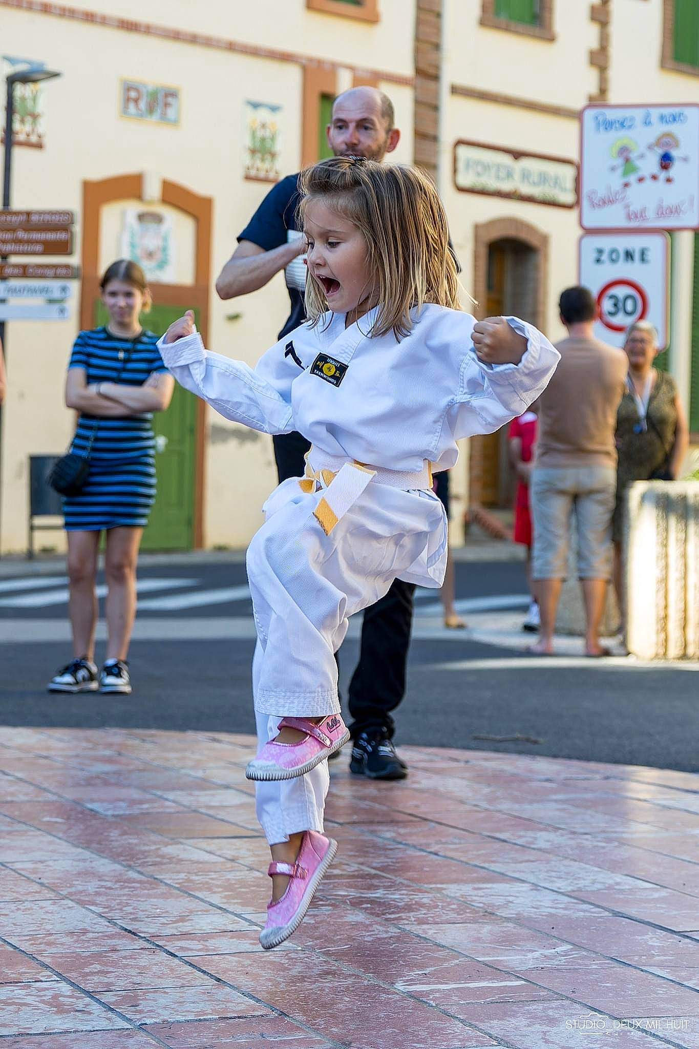 Alice participe au concours pour gagner de l'argent avec cette photo : boot, building, choreography, city, dance, entertainment, event, fun, happy, high_heels, leisure, pedestrian, performance_art, performing_arts, person, recreation, road, sandal, sneakers, street