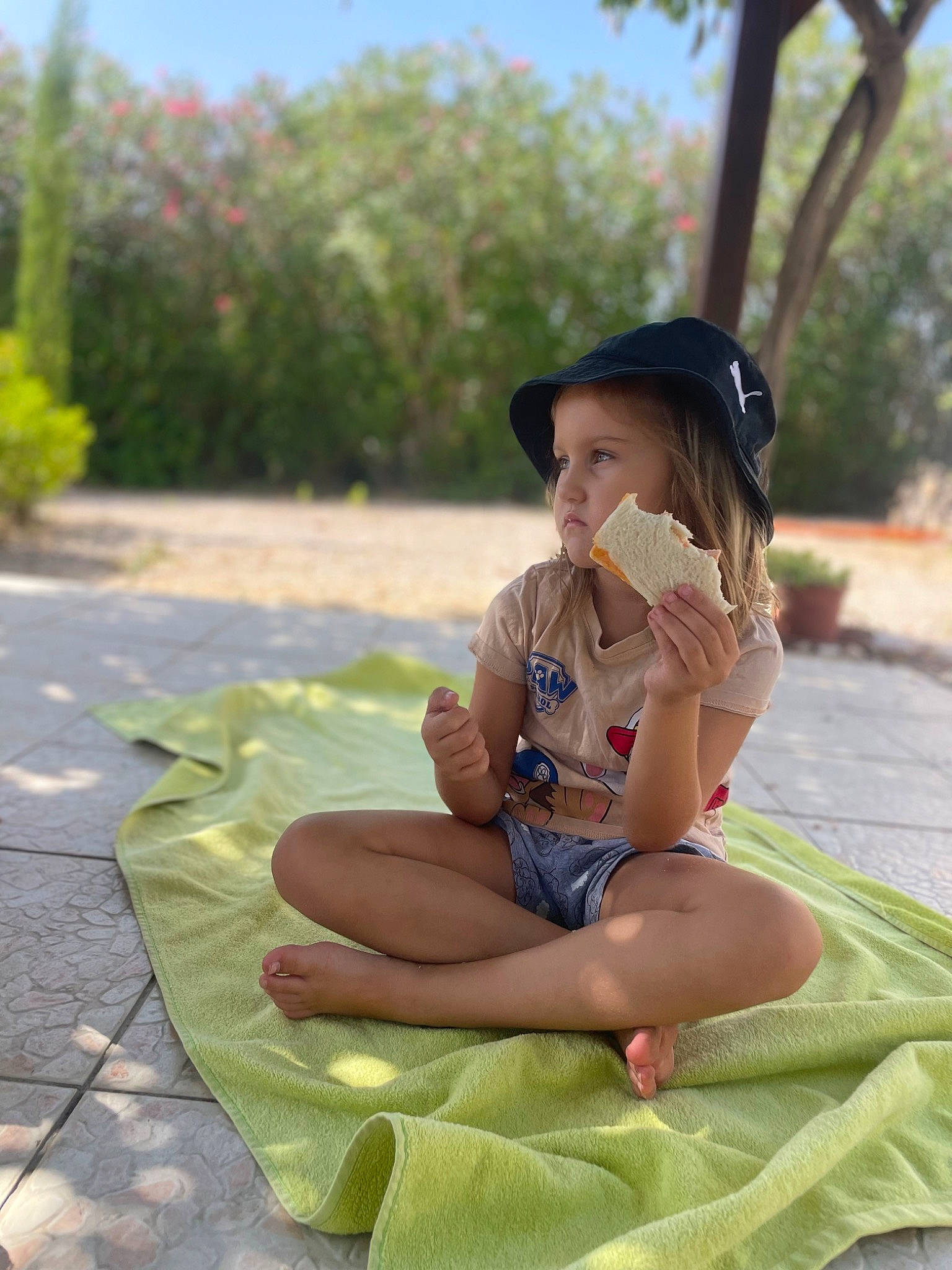 Alice a rejoint le concours — aidez-le/la à gagner de superbes lots ! black_hair, botany, fedora, grass, hairstyle, happy, hat, leaf, leg, leisure, morning, people_in_nature, person, plant, shorts, skin, sky, summer, sun_hat, sunlight