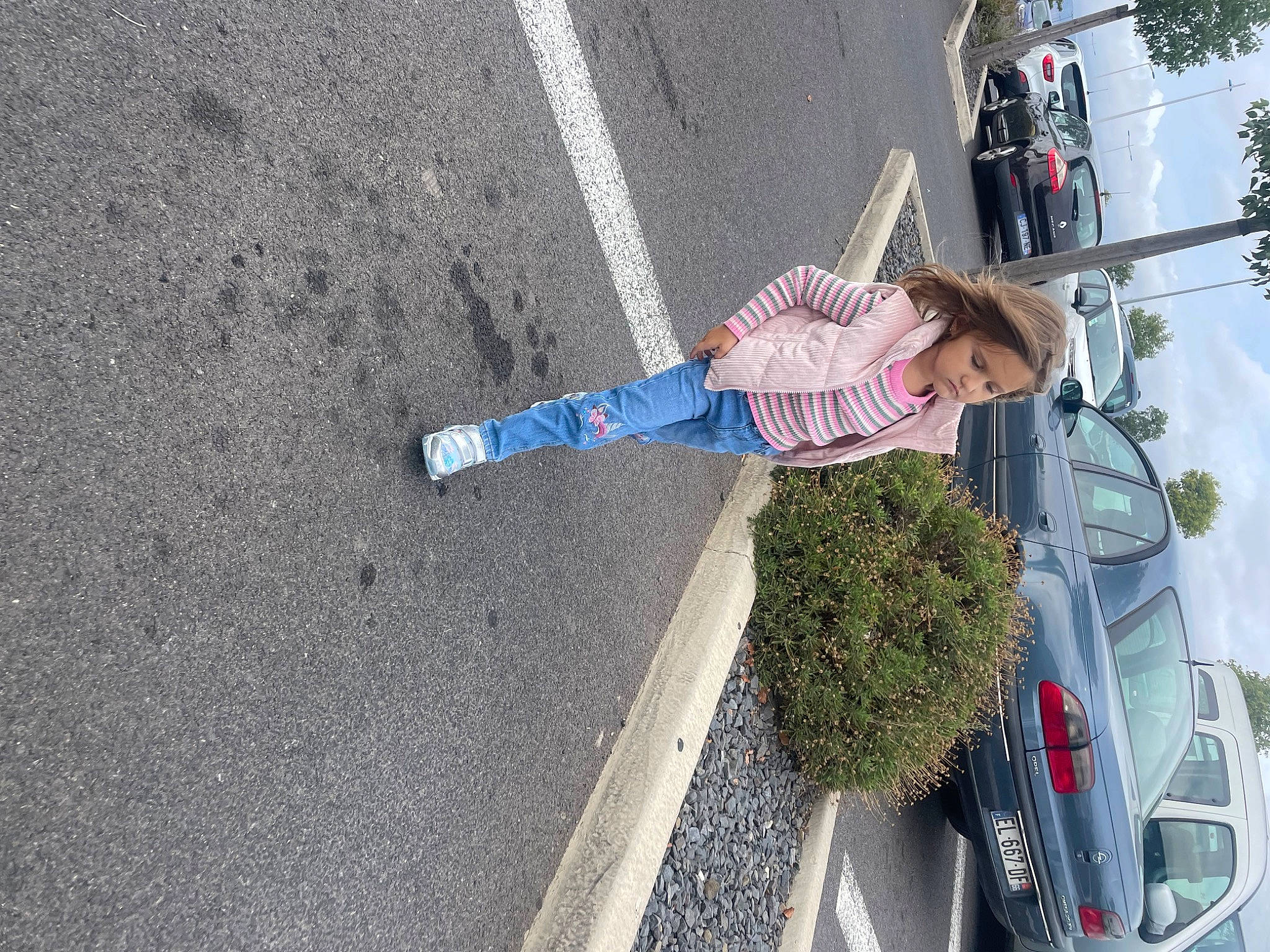 Alice a rejoint le concours — aidez-le/la à gagner de superbes lots ! asphalt, automotive_design, automotive_exterior, automotive_lighting, automotive_tire, bumper, car, land_vehicle, motor_vehicle, person, plant, road, road_surface, sidewalk, sky, tar, tire, tree, vehicle, vehicle_door