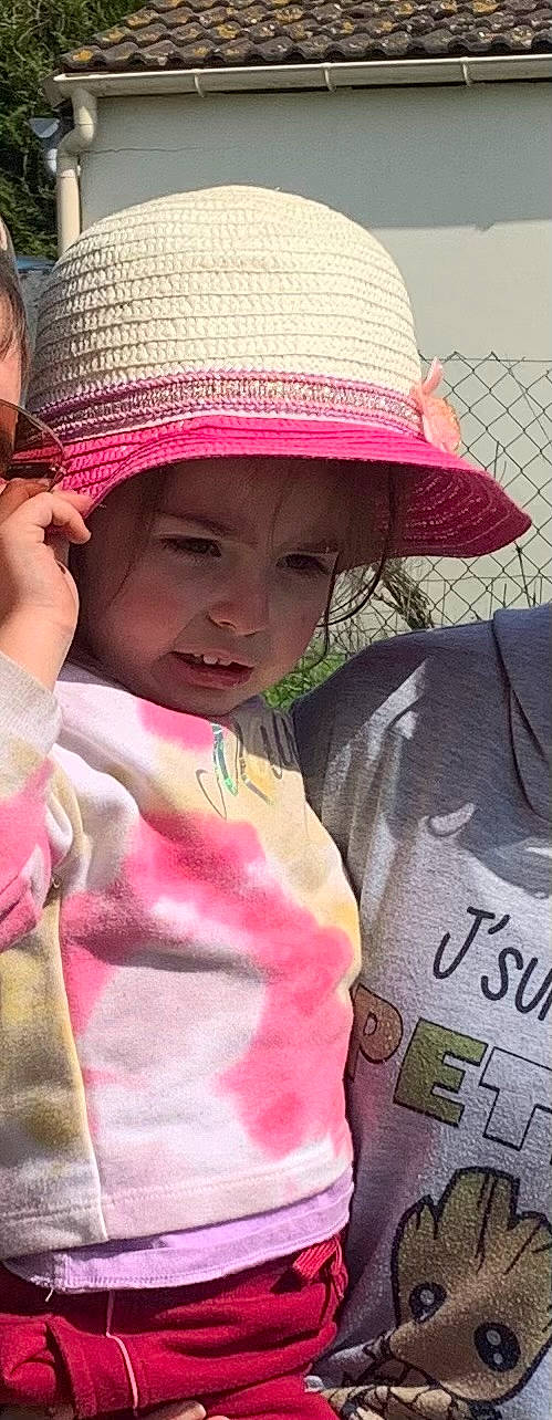 Peyton a rejoint le concours — aidez-le/la à gagner de superbes lots ! beauty, cap, child, chin, cool, fashion_accessory, fun, happy, hat, headwear, jewellery, lip, magenta, neck, person, pink, skin, sleeve, sun_hat, textile