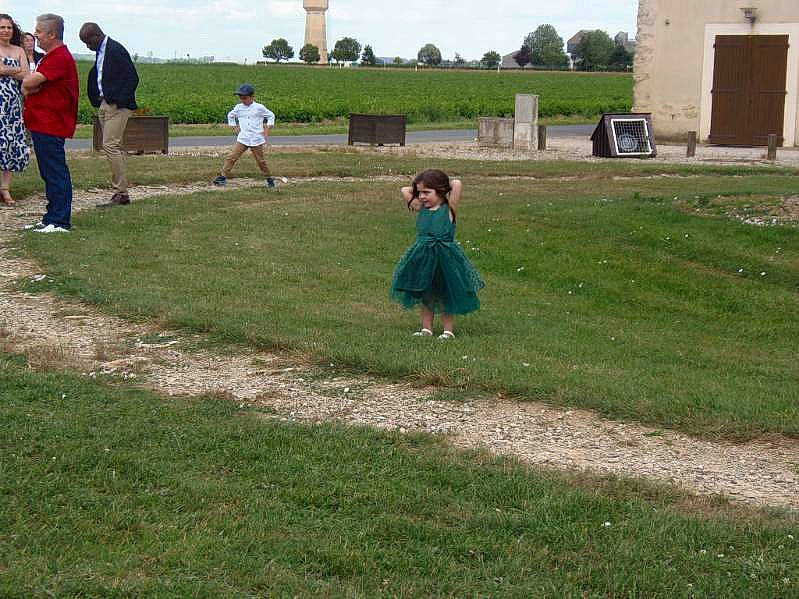 Peyton a rejoint le concours — aidez-le/la à gagner de superbes lots ! blurred, cloud, ecoregion, event, fun, grass, grassland, human_settlement, land_lot, landscape, lawn, leisure, meadow, people_in_nature, person, plain, plant, prairie, recreation, sky