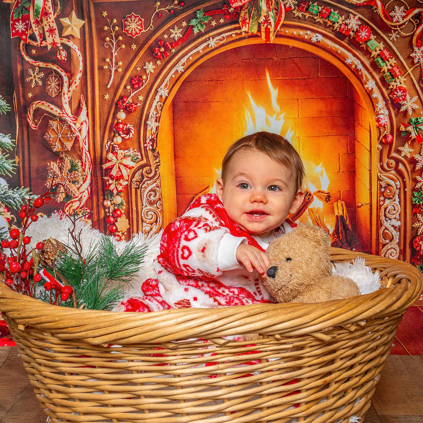 Alan a rejoint le concours — aidez-le/la à gagner de superbes lots ! baby, basket, child, christmas, cozy, decorative_ribbons, festive, fireplace, gift_boxes, holiday_decorations, indoor, pine_branches, portrait, red_and_white_clothing, smiling, snowflake_ornaments, teddy_bear, toy, warm_lighting, wooden_floor