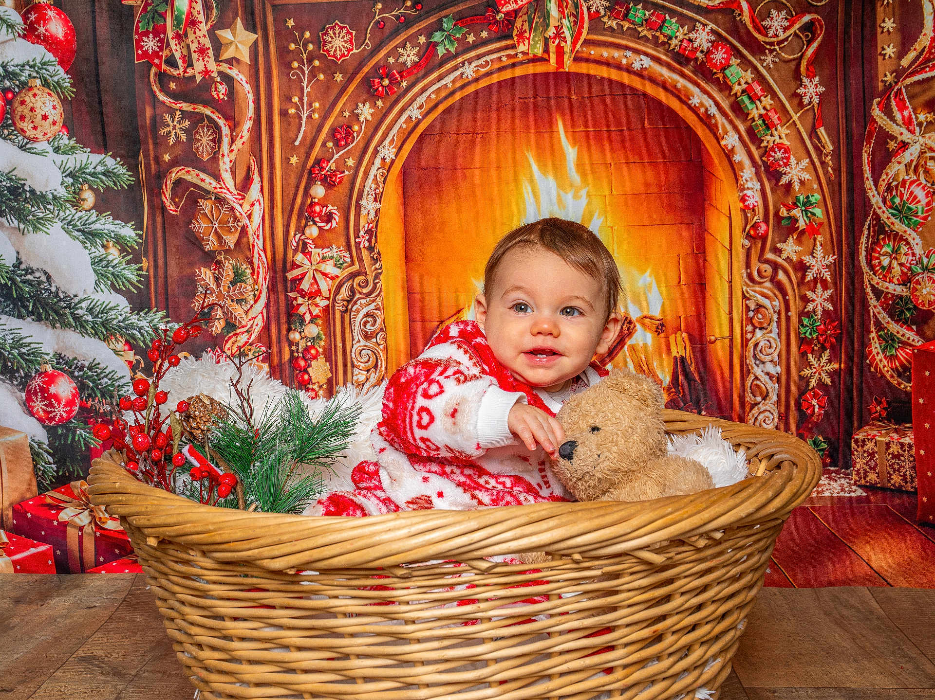 Alan a rejoint le concours — aidez-le/la à gagner de superbes lots ! baby, basket, teddy_bear, christmas, fireplace, holiday_decorations, red_and_white_clothing, smiling, festive, pine_branches, gift_boxes, indoor, portrait, wooden_floor, cozy, toy, child, warm_lighting, decorative_ribbons, snowflake_ornaments