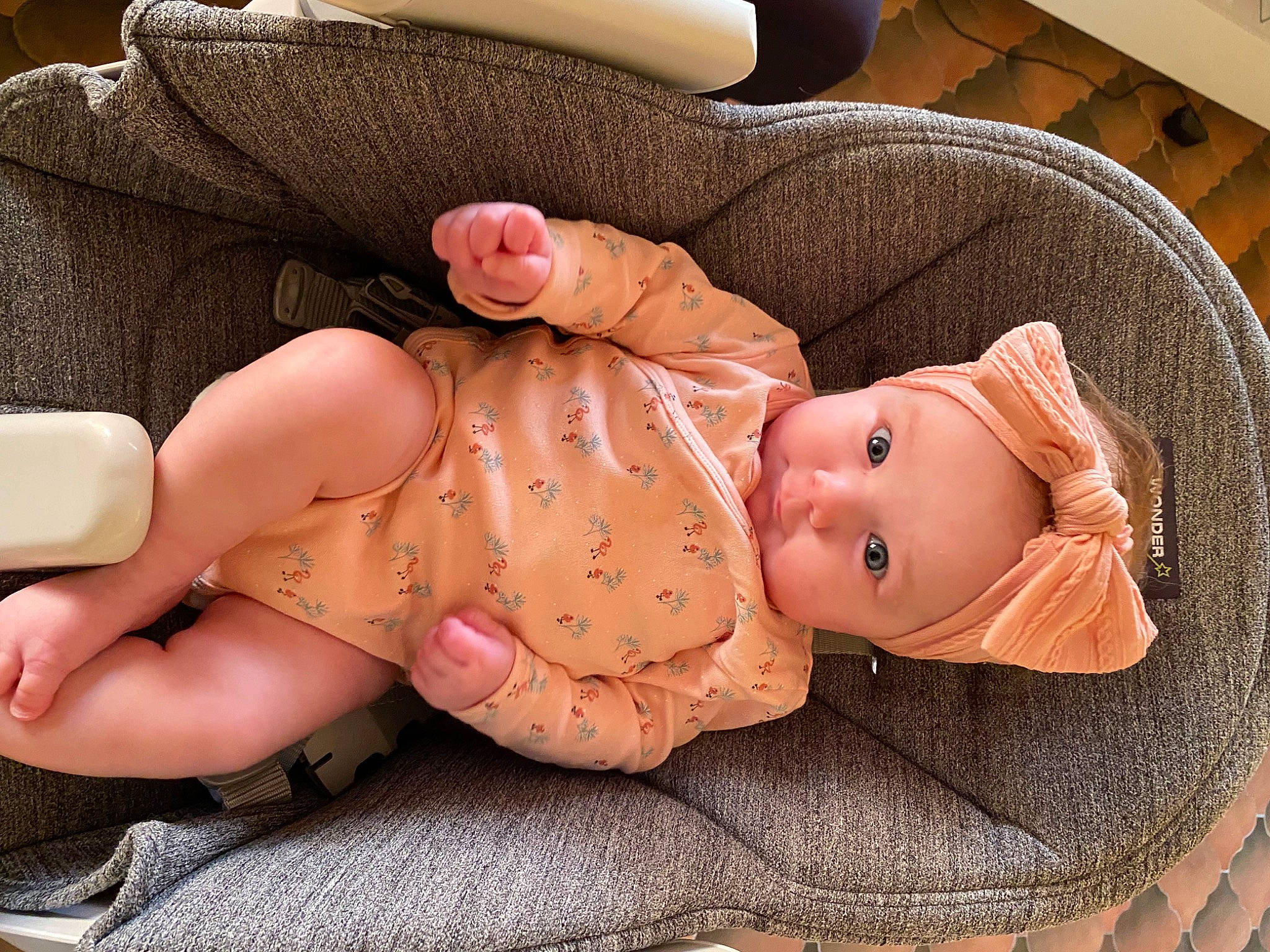 Mia a rejoint le concours — aidez-le/la à gagner de superbes lots ! abdomen, baby, baby_sleeping, baby_toddler_clothing, barefoot, cheek, chest, child, comfort, fashion_accessory, finger, foot, human_leg, knee, linens, person, pink, sitting, skin, thigh