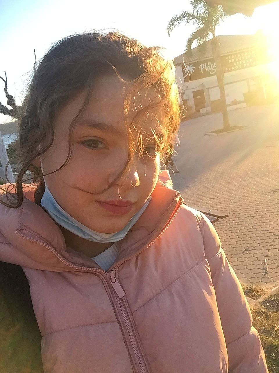 Margaux a rejoint le concours — aidez-le/la à gagner de superbes lots ! chin, cool, eyebrow, flash_photography, forehead, friendship, fun, grass, happy, jacket, leisure, lip, mouth, nose, organ, person, skin, sky, tints_and_shades, travel