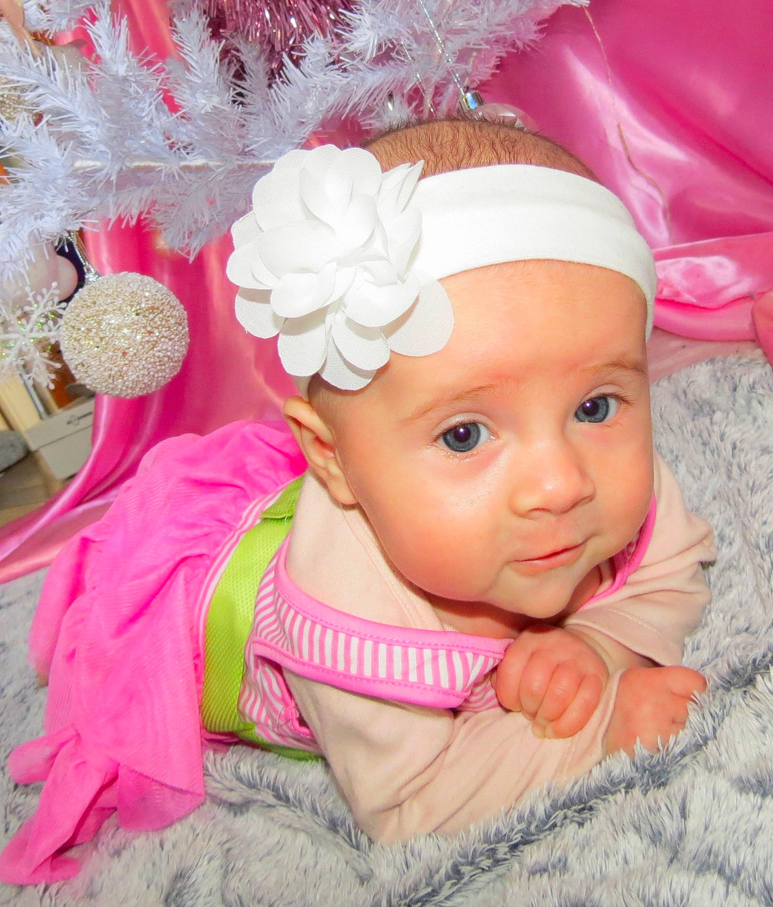 Laya a rejoint le concours — aidez-le/la à gagner de superbes lots ! baby, baby_toddler_clothing, cheek, child, fashion_accessory, hair_accessory, head, headband, headgear, headpiece, headwear, person, pink, product, smile, textile, toddler