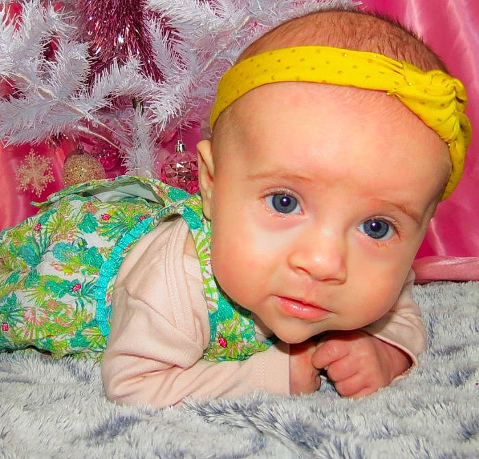 Laya a rejoint le concours — aidez-le/la à gagner de superbes lots ! baby, cheek, child, close_up, eye, face, forehead, hair_accessory, head, headband, headgear, lip, nose, person, photography, pink, skin, smile, textile, toddler